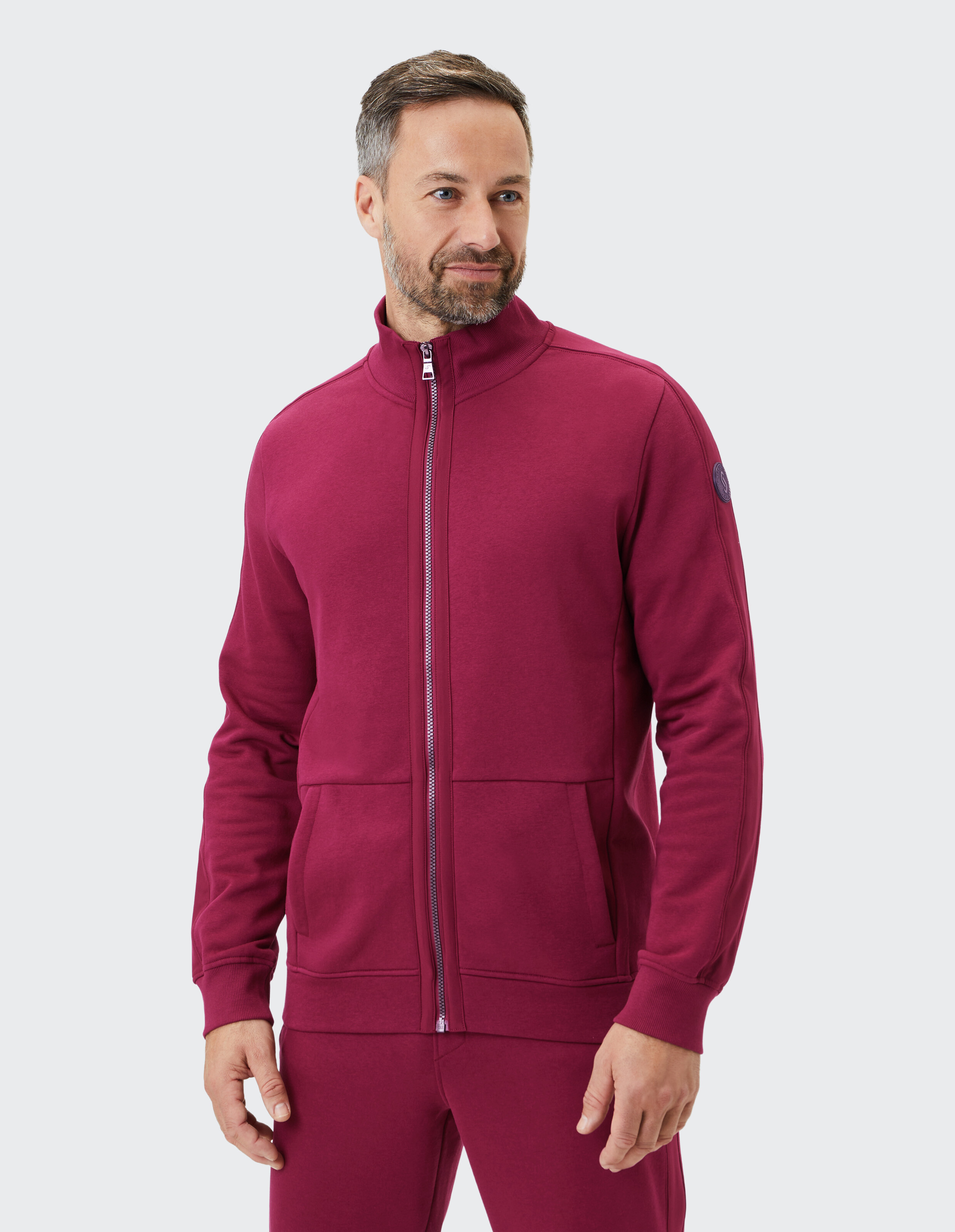 Burgunderrotes Herren-Sweatshirt mit Reißverschluss und Taschen, perfekt für die Freizeit.