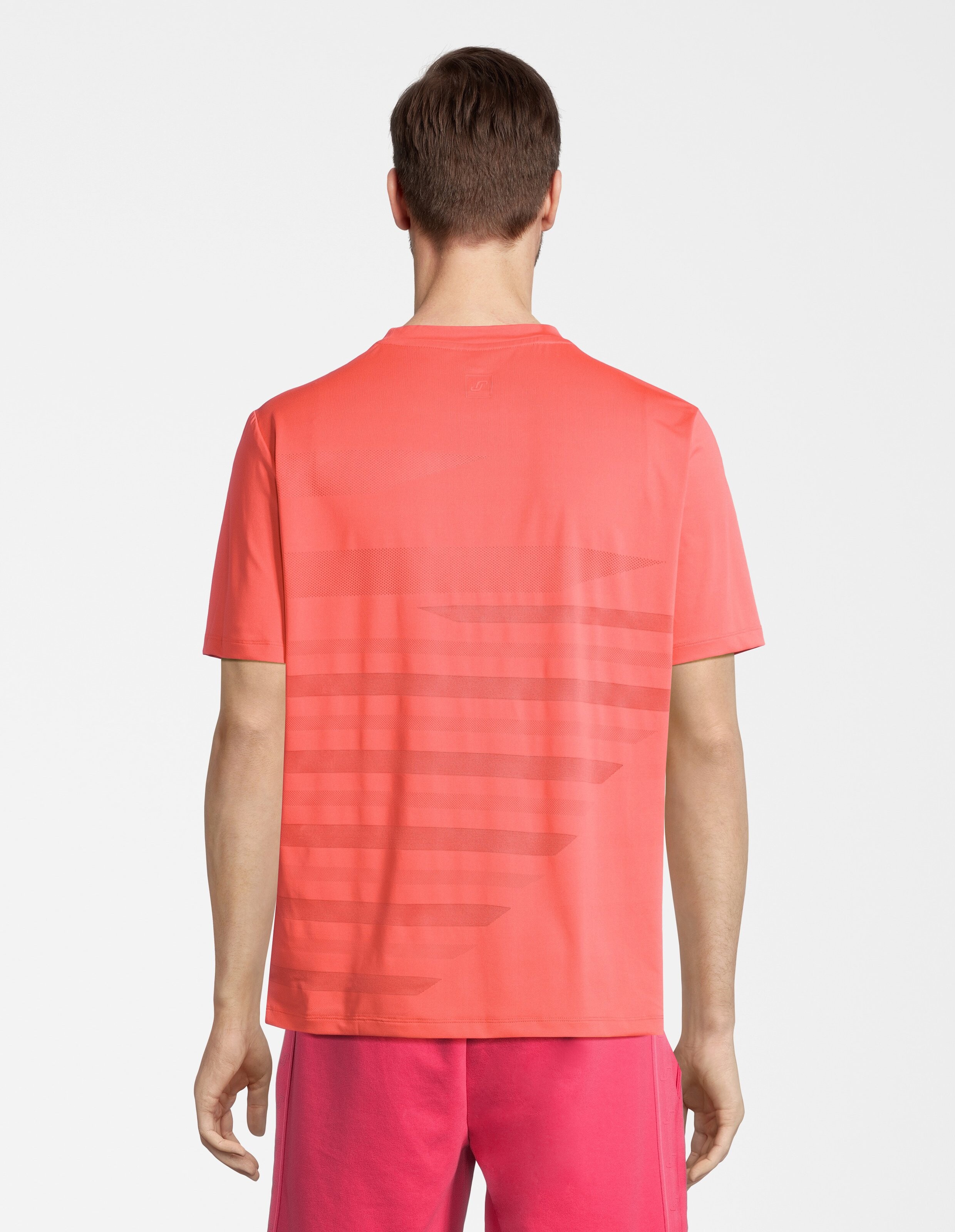 Ein leuchtend orangefarbenes T-Shirt mit kurzen Ärmeln und geometrischem Muster, ideal für sportliche Aktivitäten.