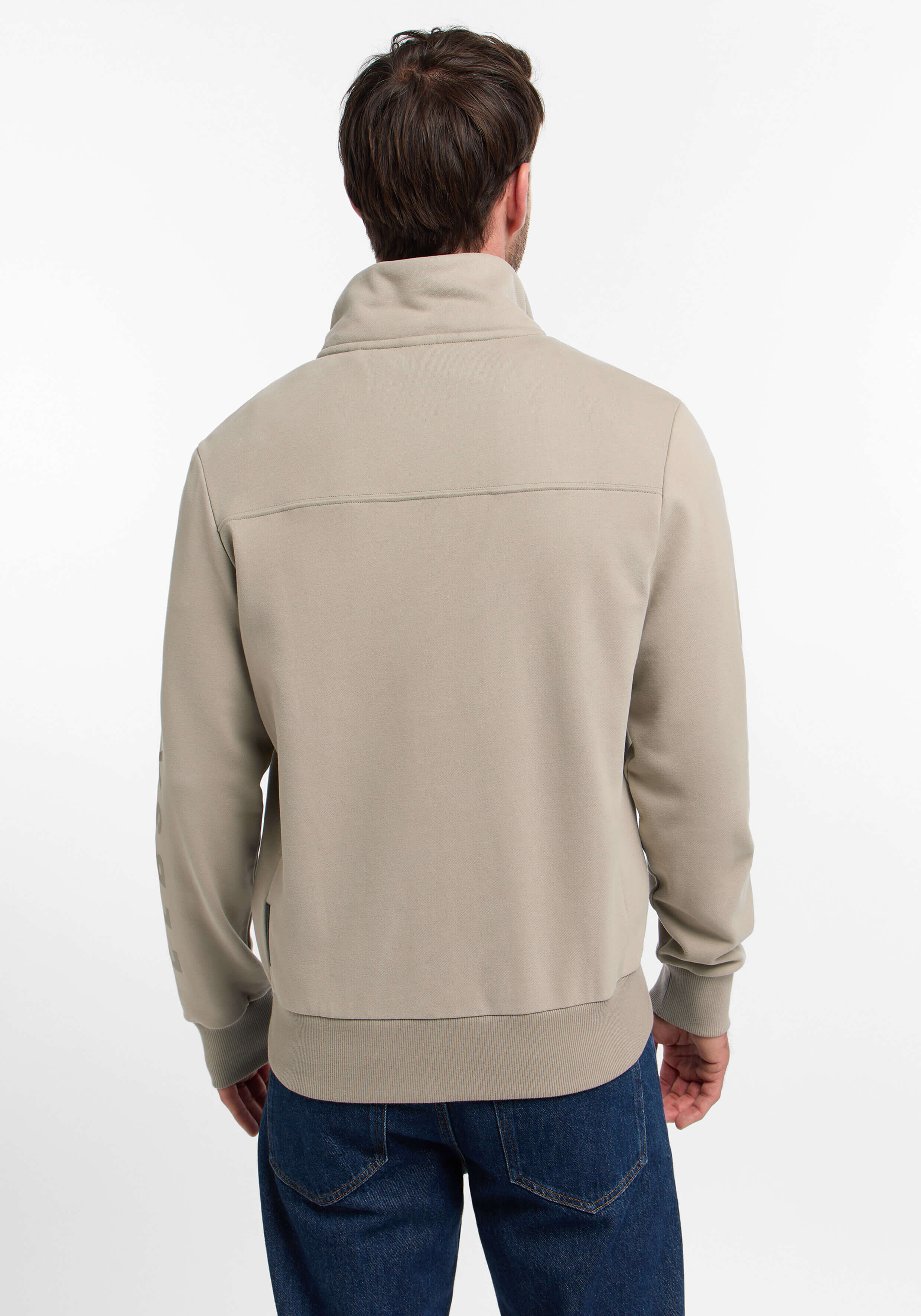 Mann trägt ein beiges, legeres Sweatshirt mit Reißverschluss und Stehkragen, Rückansicht.
