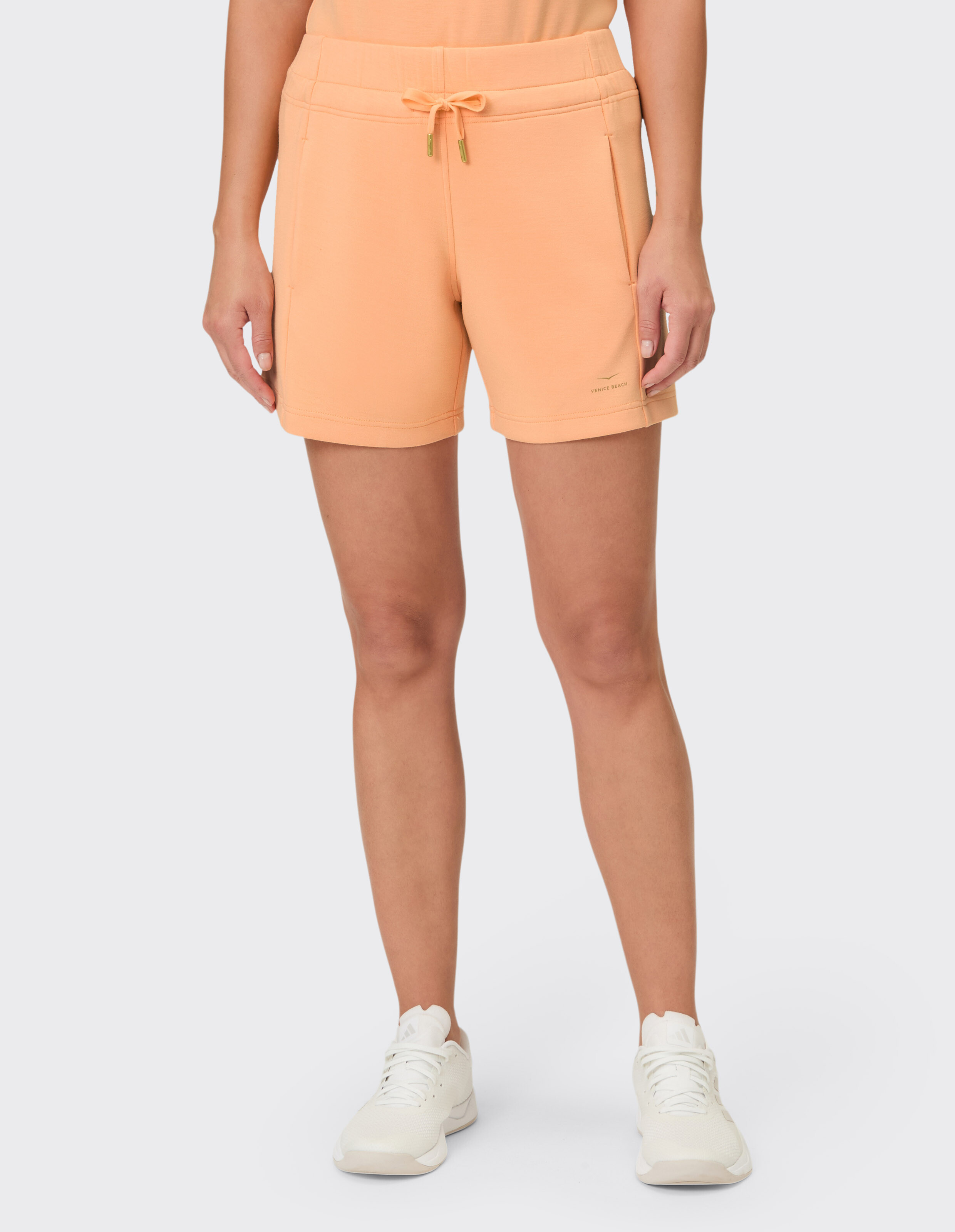 Pfirsichfarbene, lässige Shorts mit Kordelzug und Seitentaschen, perfekt zum Entspannen.