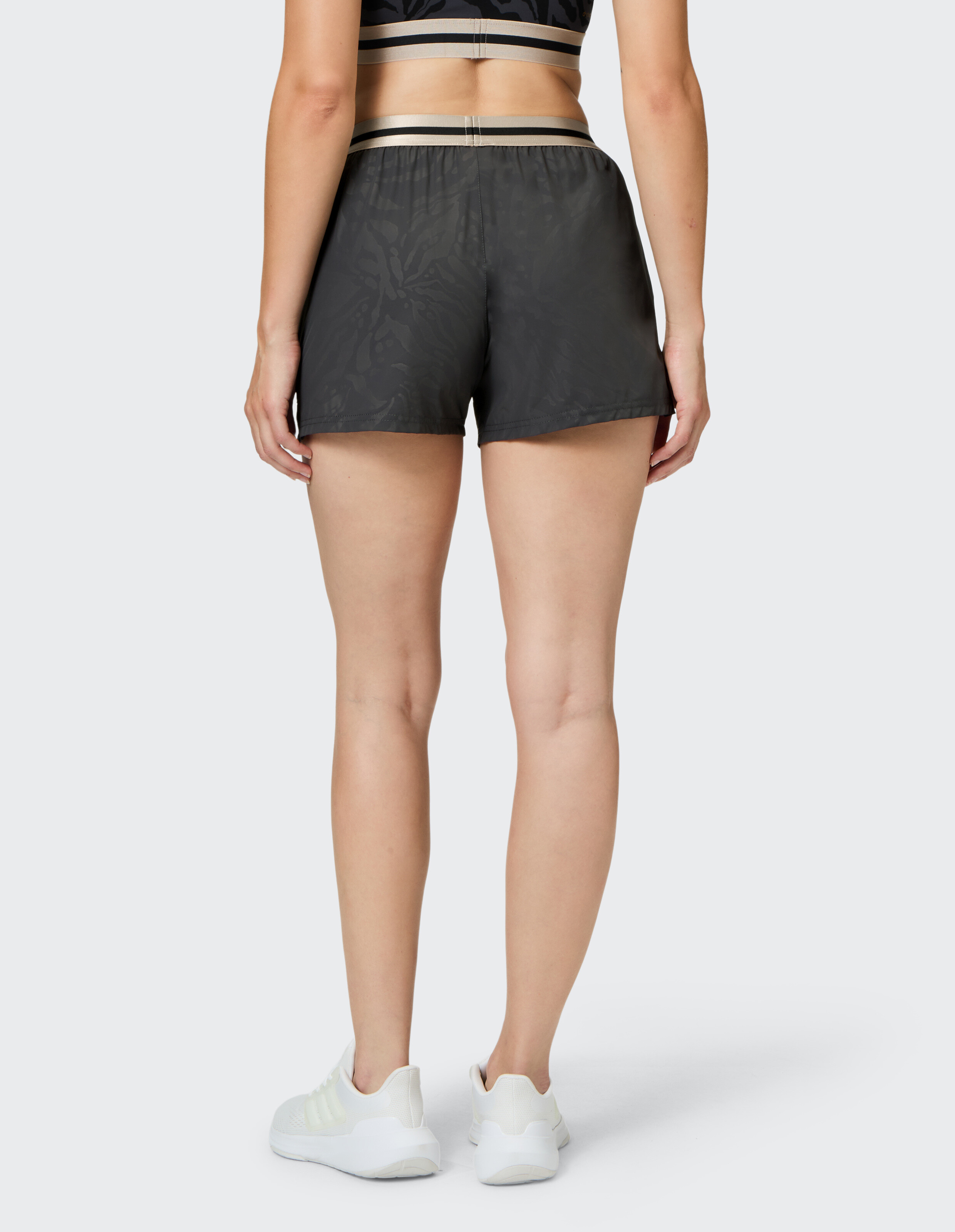 Rückansicht einer schwarz gemusterten Lounge-Shorts mit gestreiftem Gummibund.