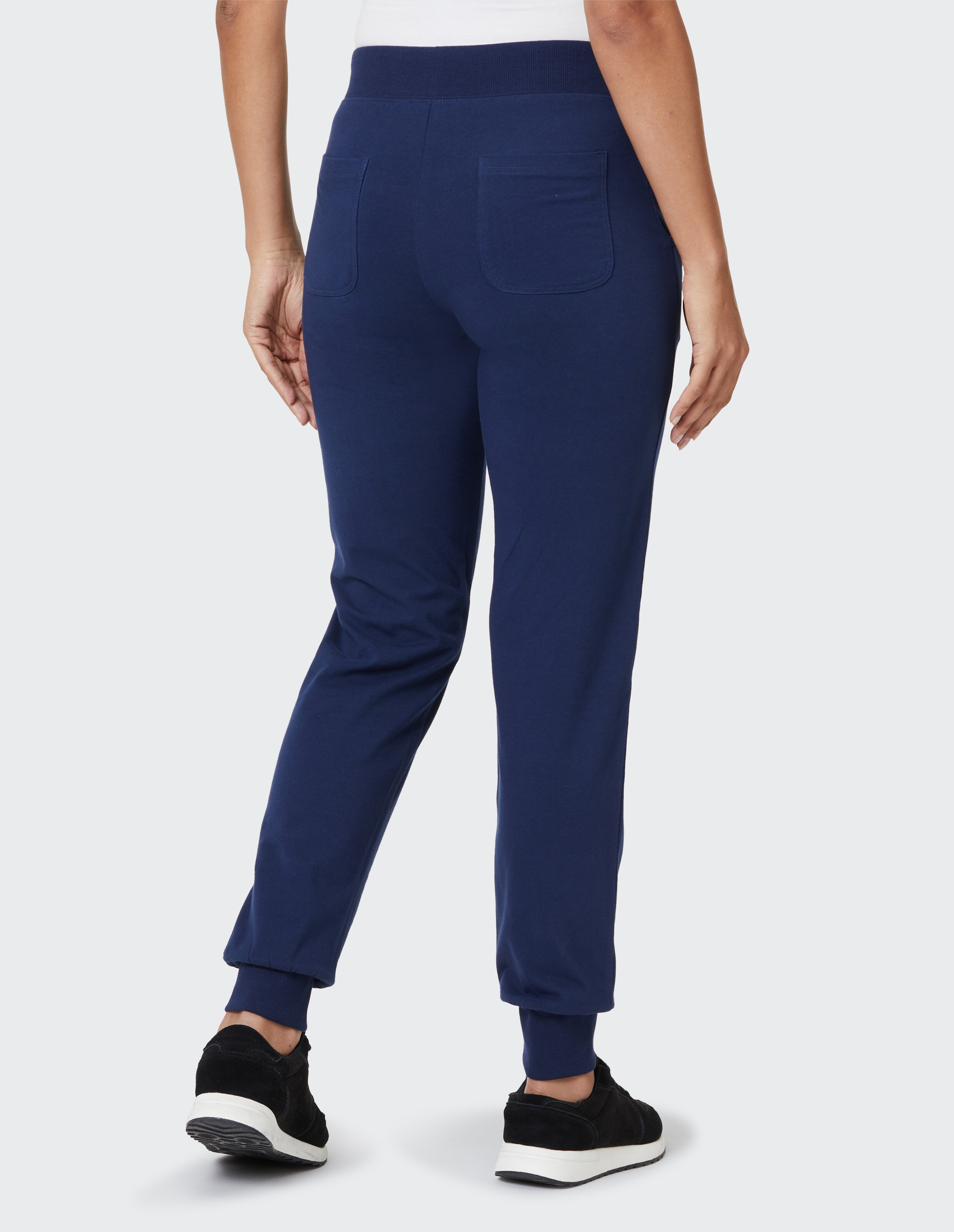 Rückansicht einer marineblauen Freizeit-Jogginghose mit elastischen Bündchen und Taschen für bequeme Loungewear.