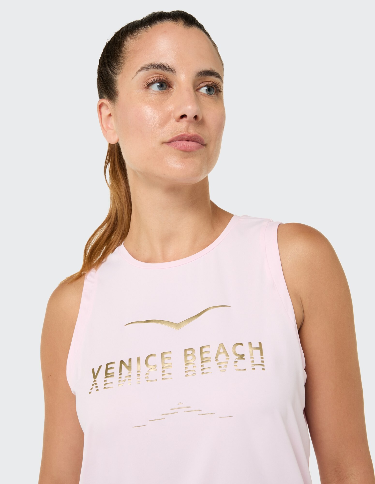 Hellrosa ärmelloses Top mit goldenem „Venice Beach“-Aufdruck, perfekt für Freizeitkleidung.