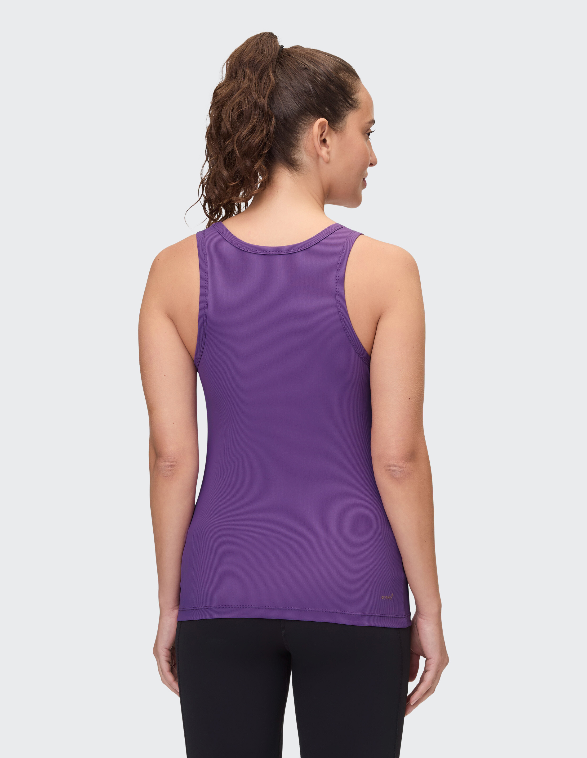 Rückansicht einer Frau, die ein lilafarbenes Venice Beach Brenda-Tanktop für Freizeitkleidung trägt.
