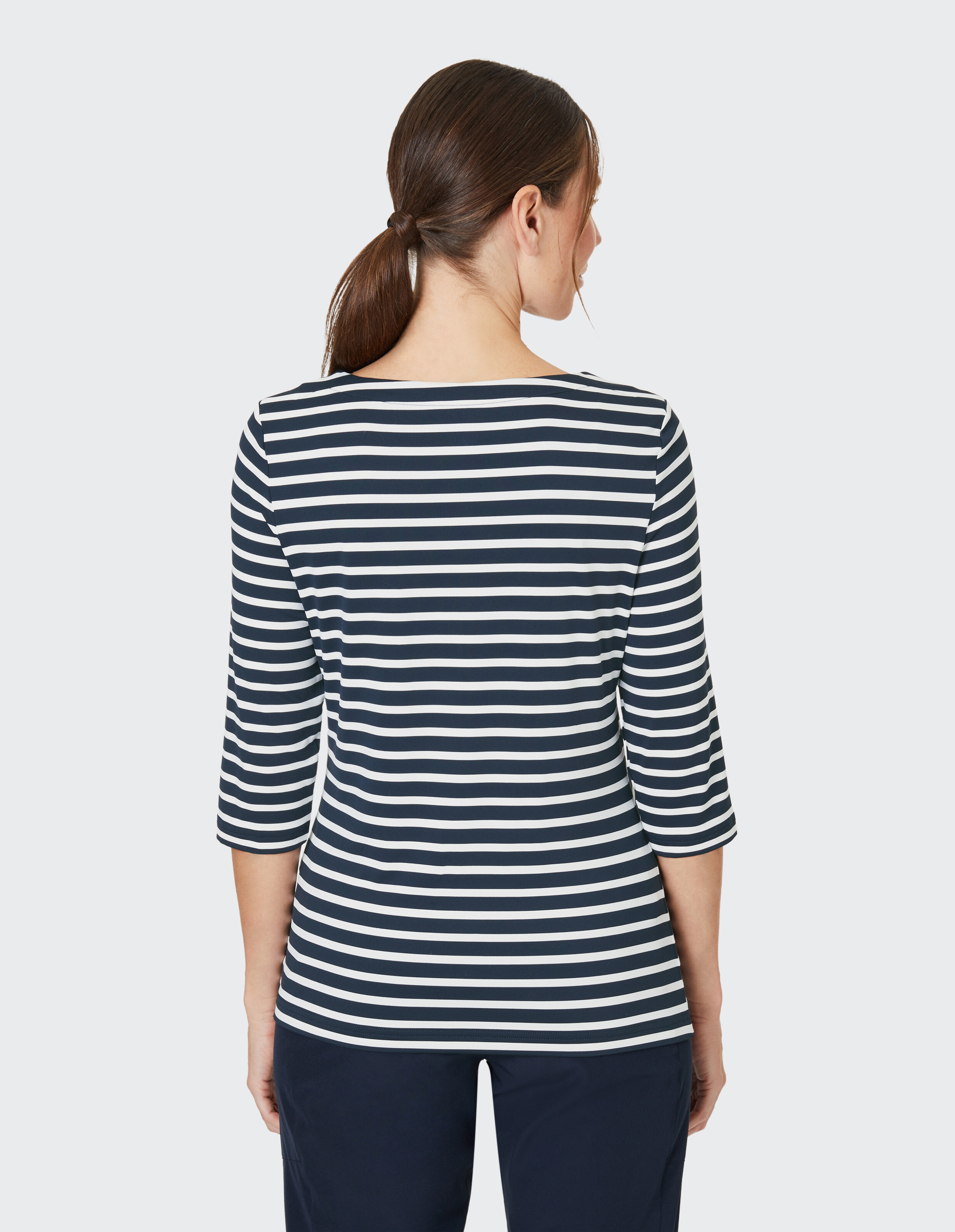 Langärmeliges, blau-weiß gestreiftes Shirt mit Rundhalsausschnitt, modern und lässig, mit gleichmäßigen horizontalen Streifen.