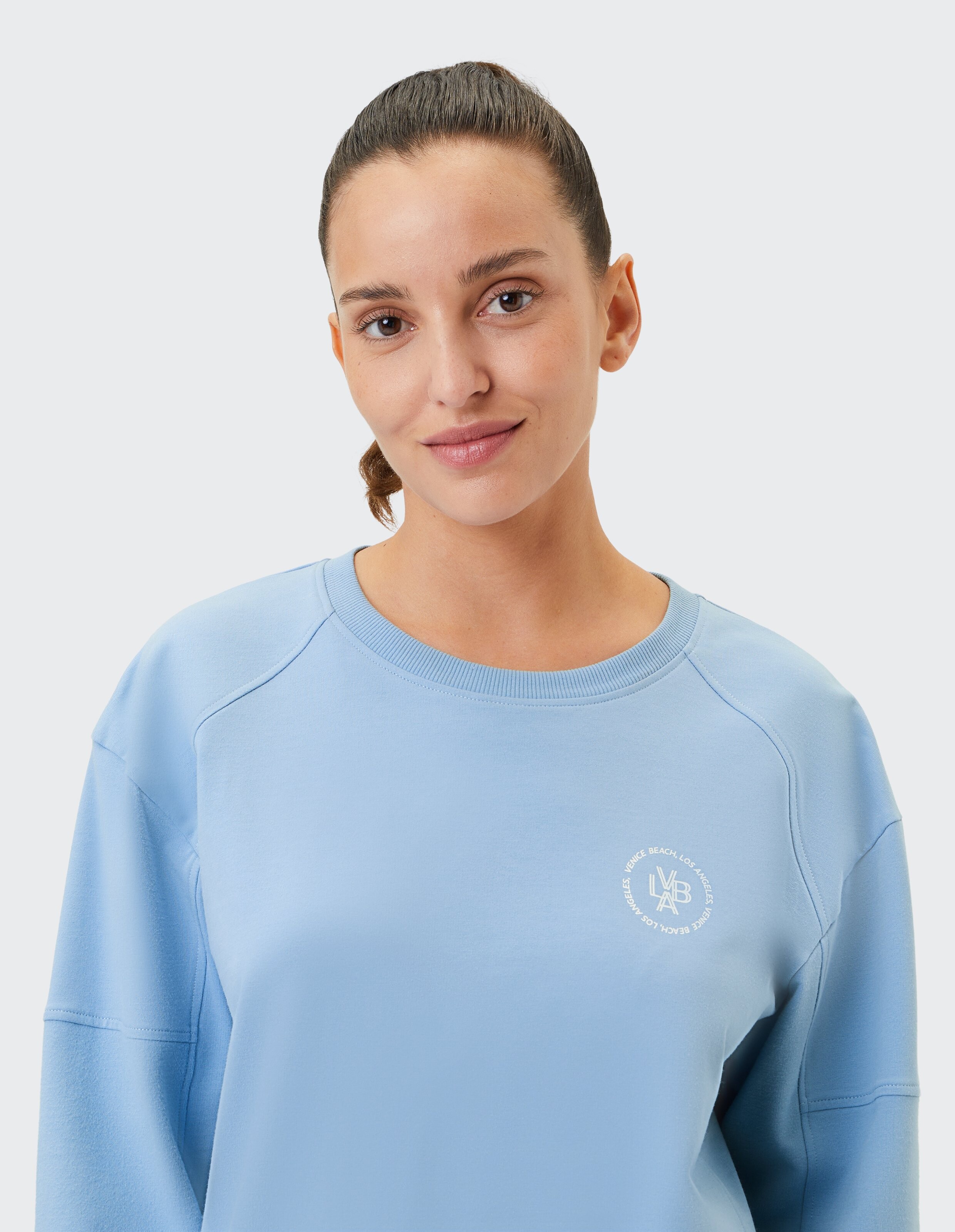 Hellblaues, lässiges Sweatshirt mit Logo, perfekt für entspannte Ausflüge.