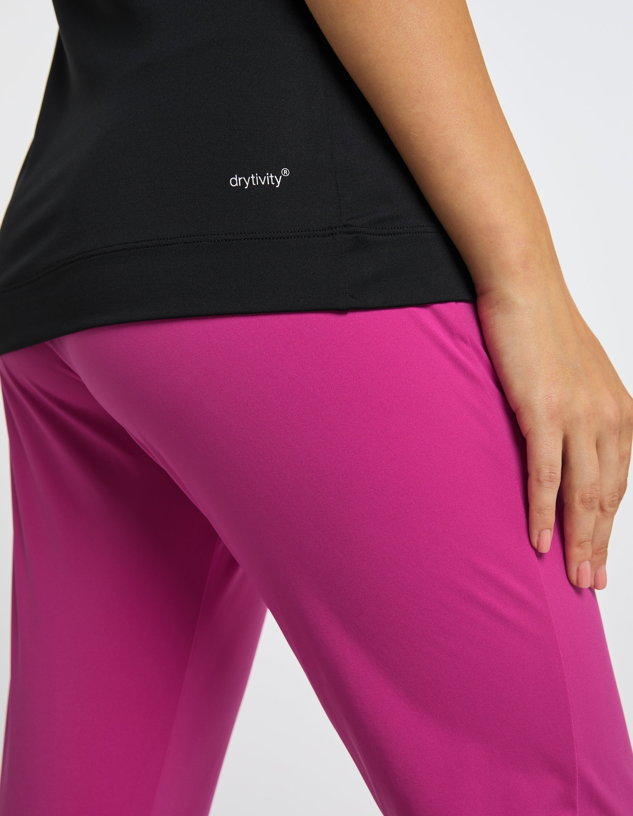 Nahaufnahme eines schwarzen Drytivity-Tops gepaart mit einer leuchtend rosa Freizeit-Lounge-Hose.