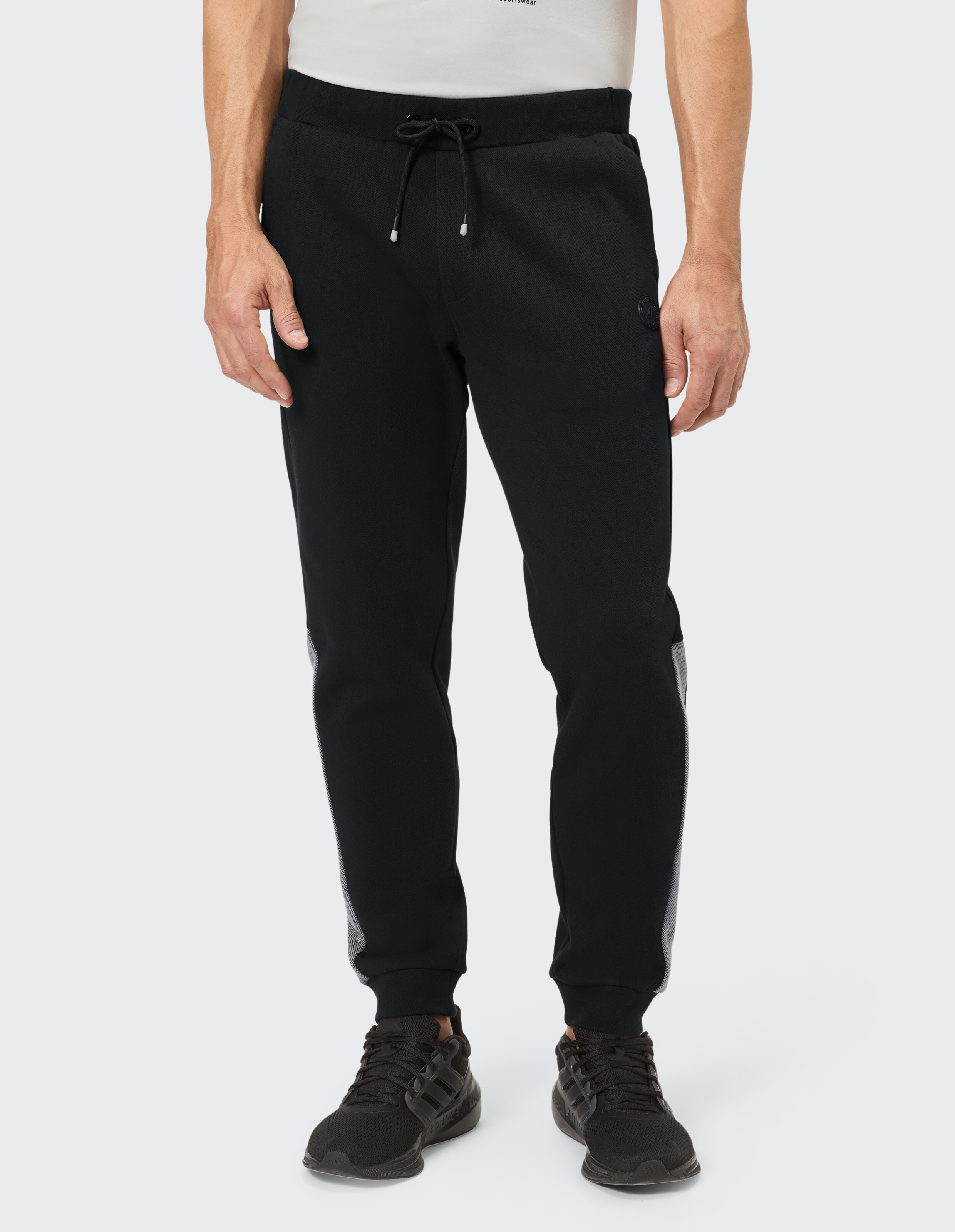 Schwarze Herren-Jogginghose mit Kordelzug, perfekt für Freizeitkleidung und Faulenzen.