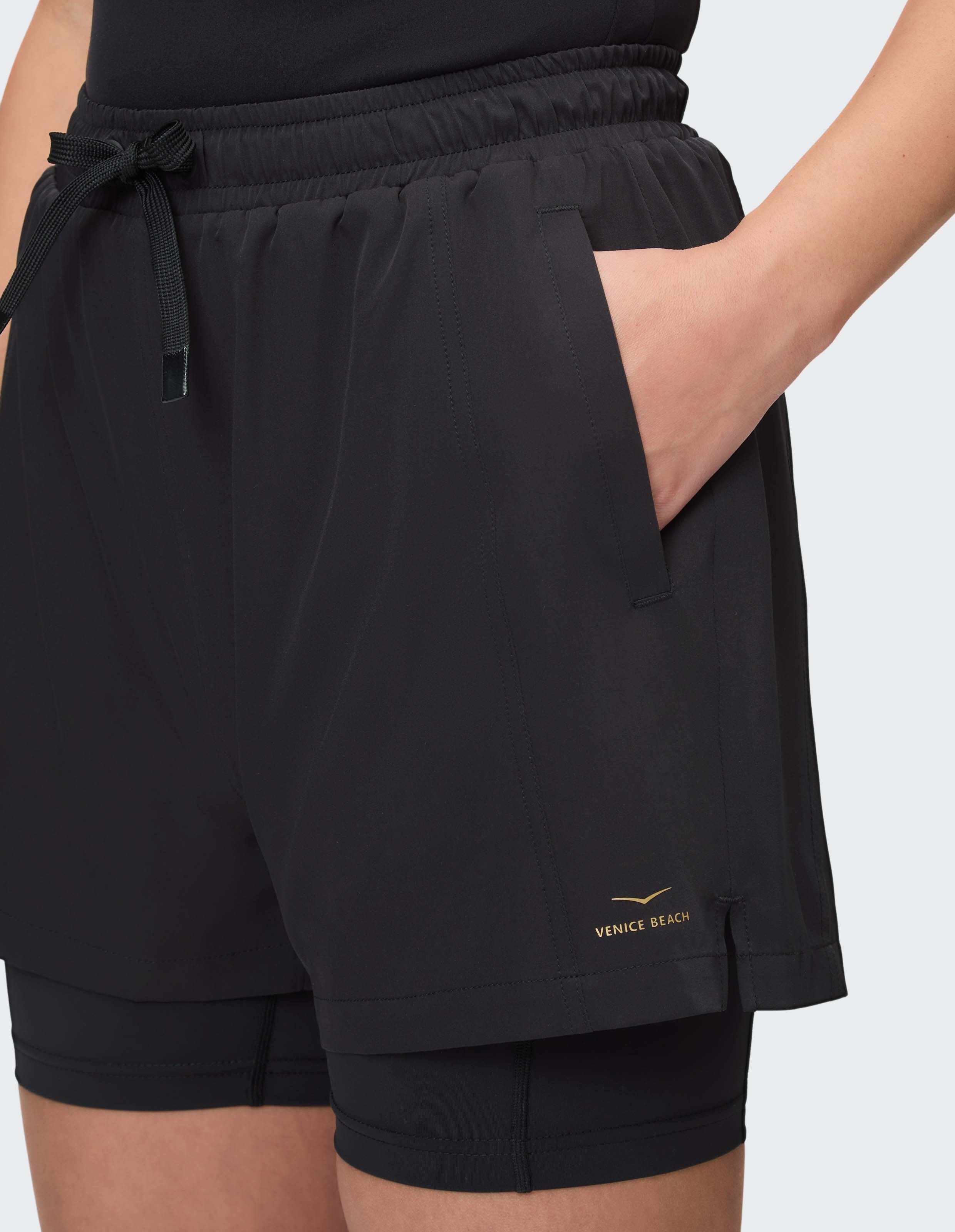 Nahaufnahme einer schwarzen Freizeitshorts mit elastischem Bund und Seitentaschen.