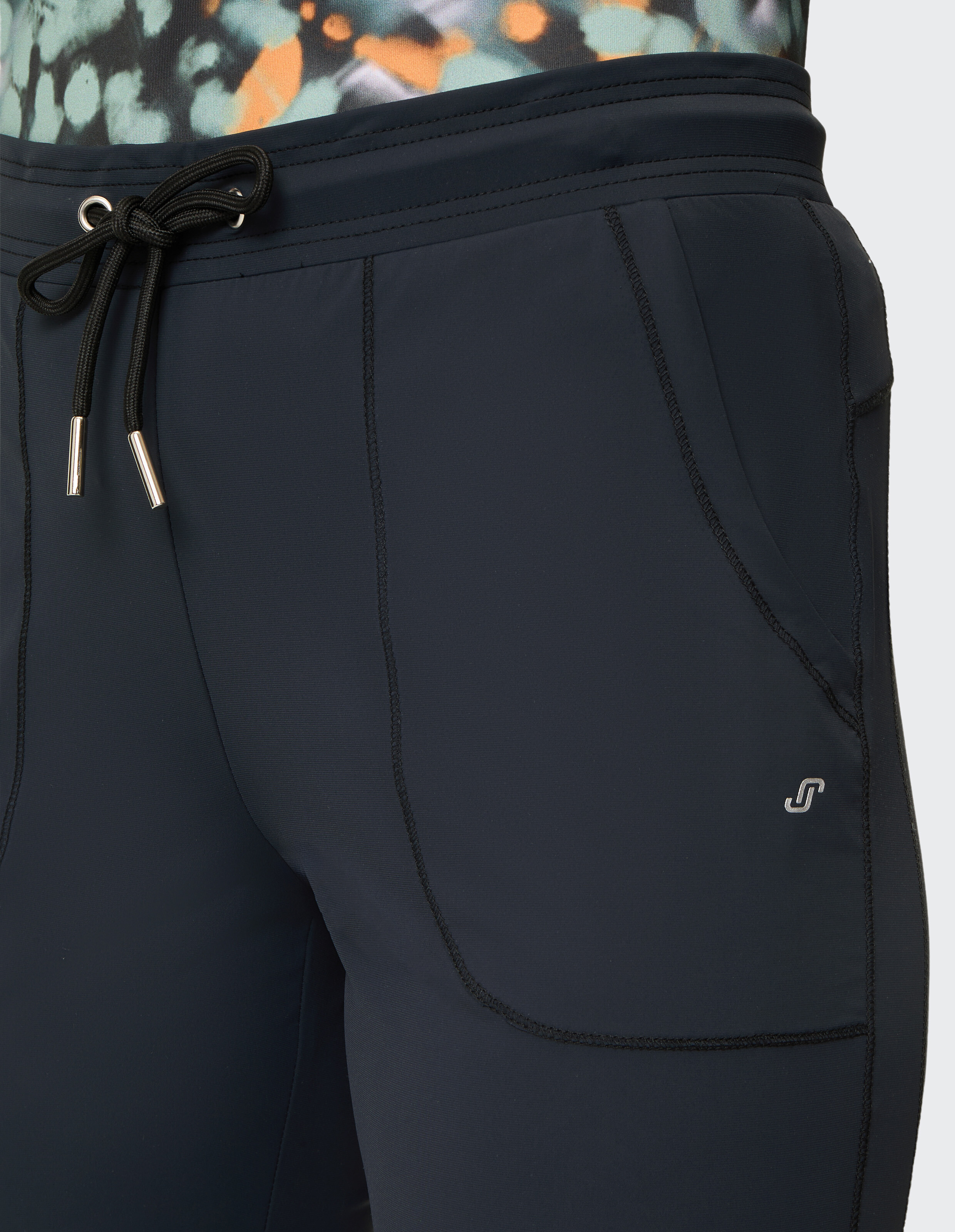 Nahaufnahme einer marineblauen Freizeit-Jogginghose mit Kordelzug in der Taille und Seitentaschen.
