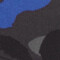 Abstraktes Muster mit geschwungenen; blauen und grauen Formen auf schwarzem Hintergrund; ähnlich einem getarnten Design.