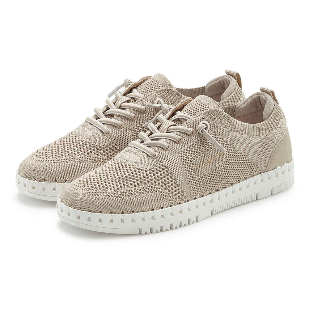 Beige gestrickte Freizeitsneaker mit weißen Sohlen, perfekt für bequemes Tragen.