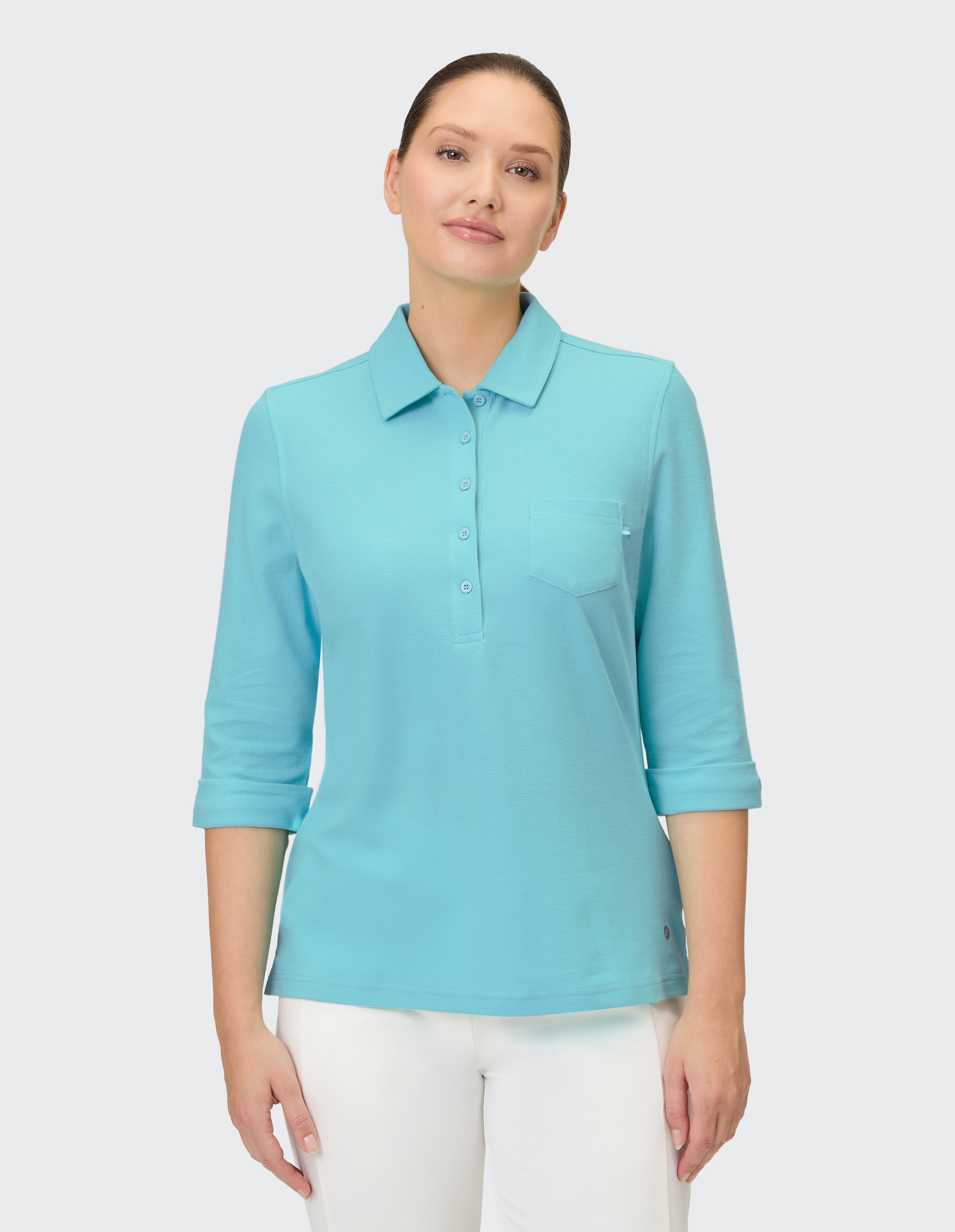 Hellblaues Poloshirt mit Dreiviertelärmeln und Brusttasche.