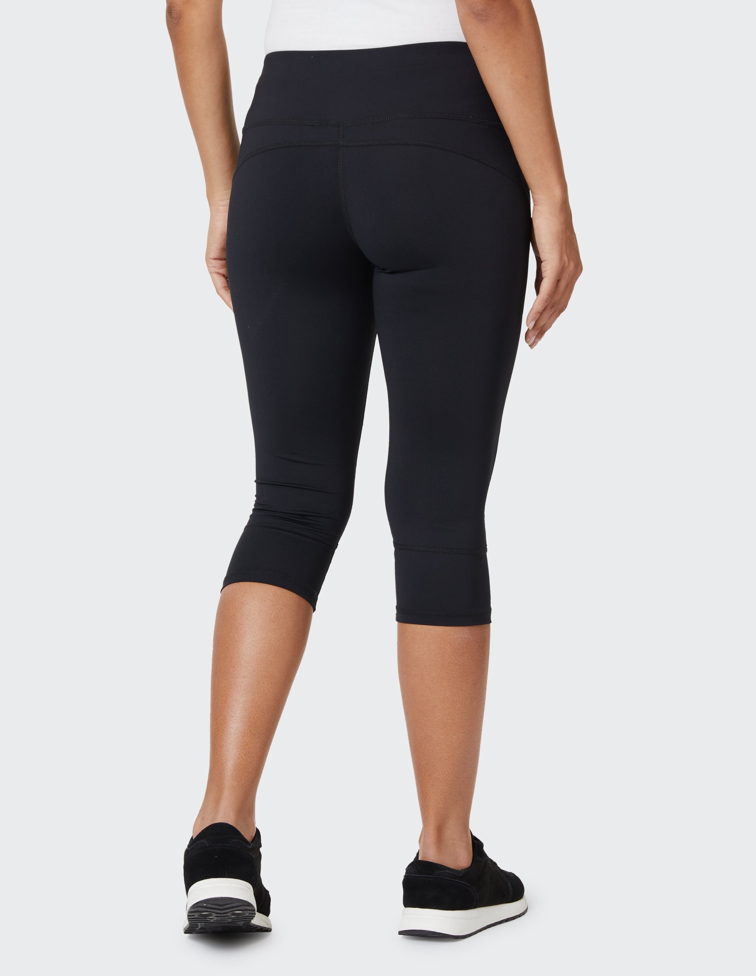 Rückansicht einer schwarzen Capri-Leggings, ideal für gemütliche Freizeitkleidung und aktives Faulenzen.