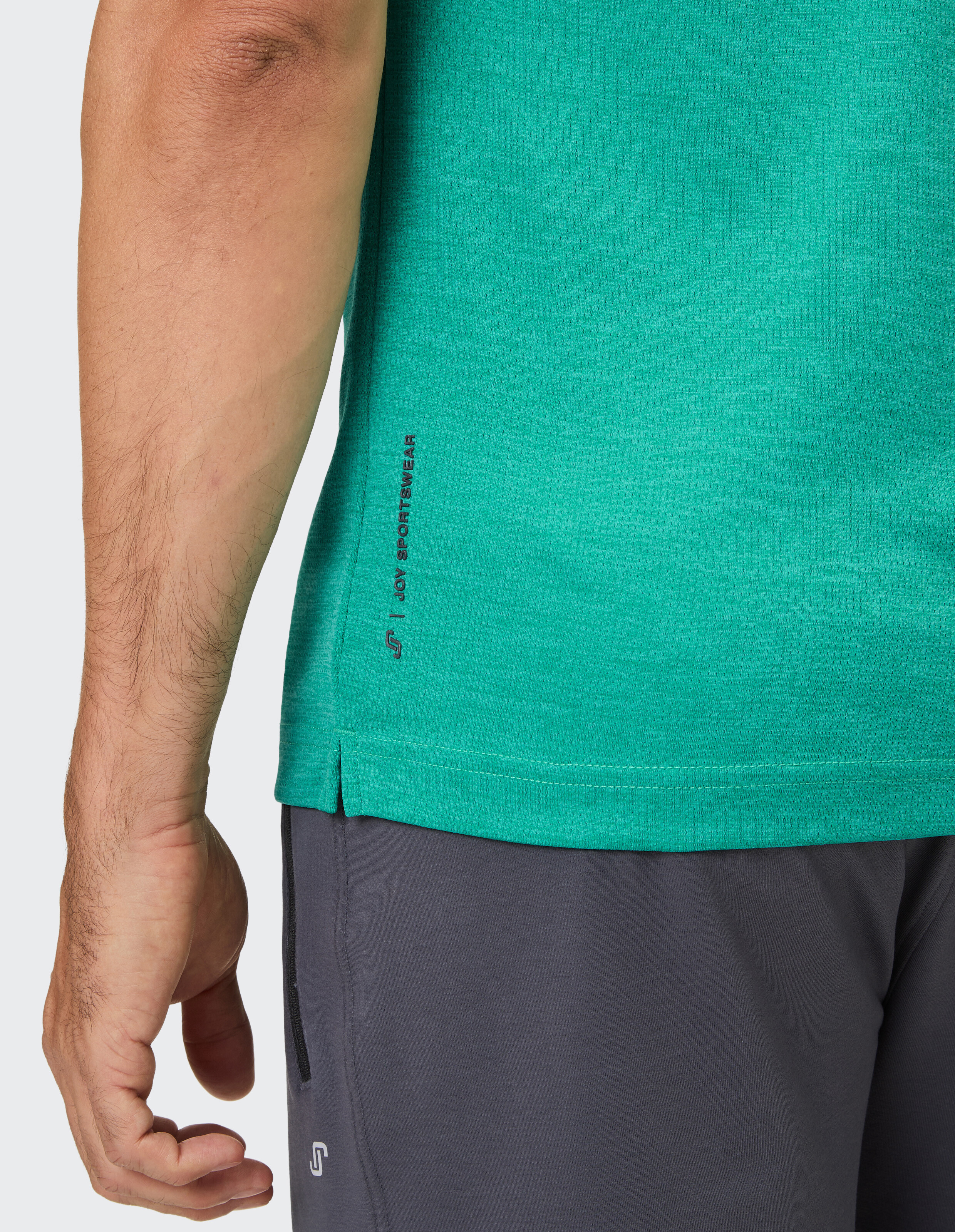 Ein smaragdgrünes, kurzärmeliges Shirt mit winzigen Lücken und einem seitlichen Schlitz.