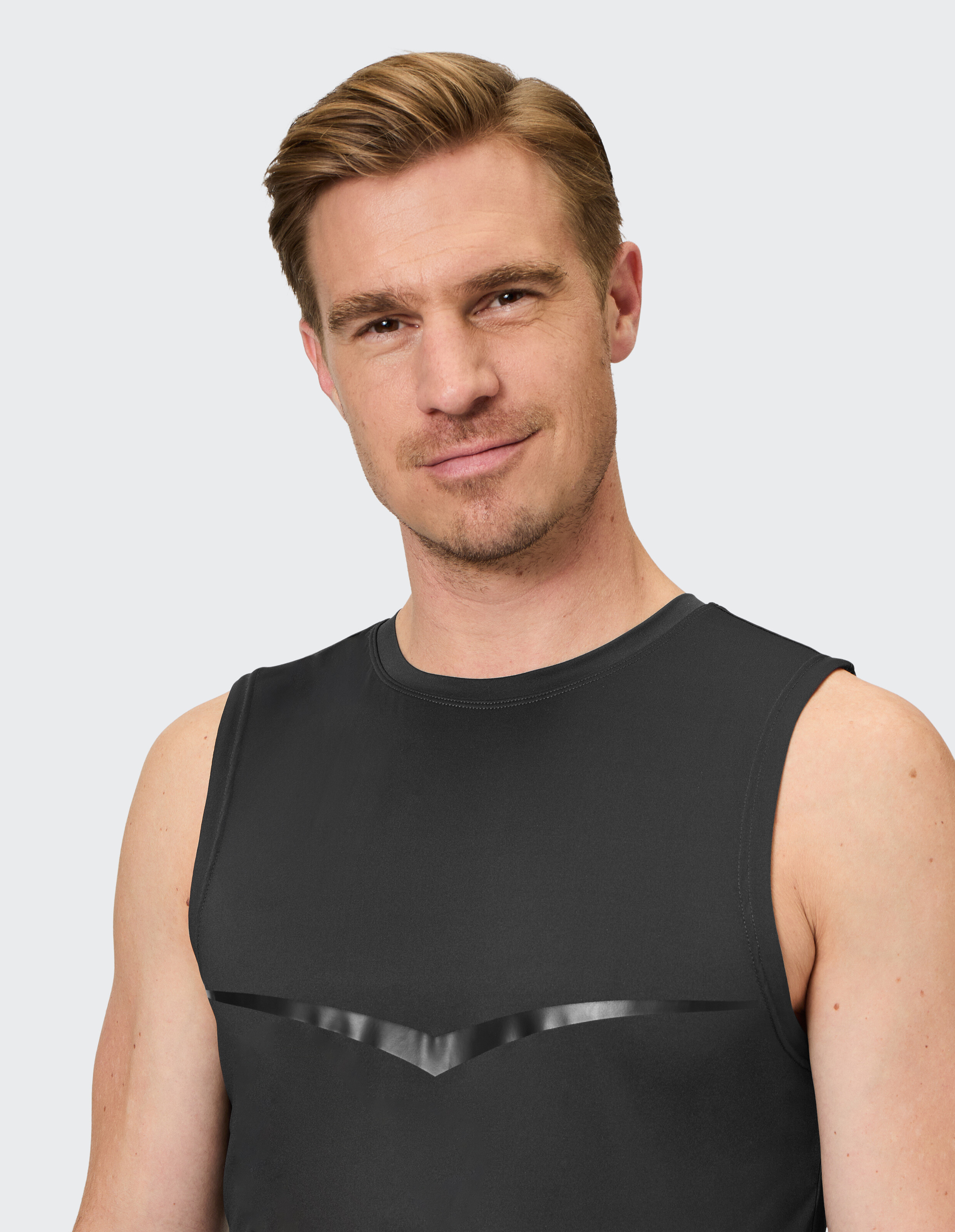 Mann trägt ein schwarzes, ärmelloses, lässiges Tanktop für einen bequemen Alltagsstil.