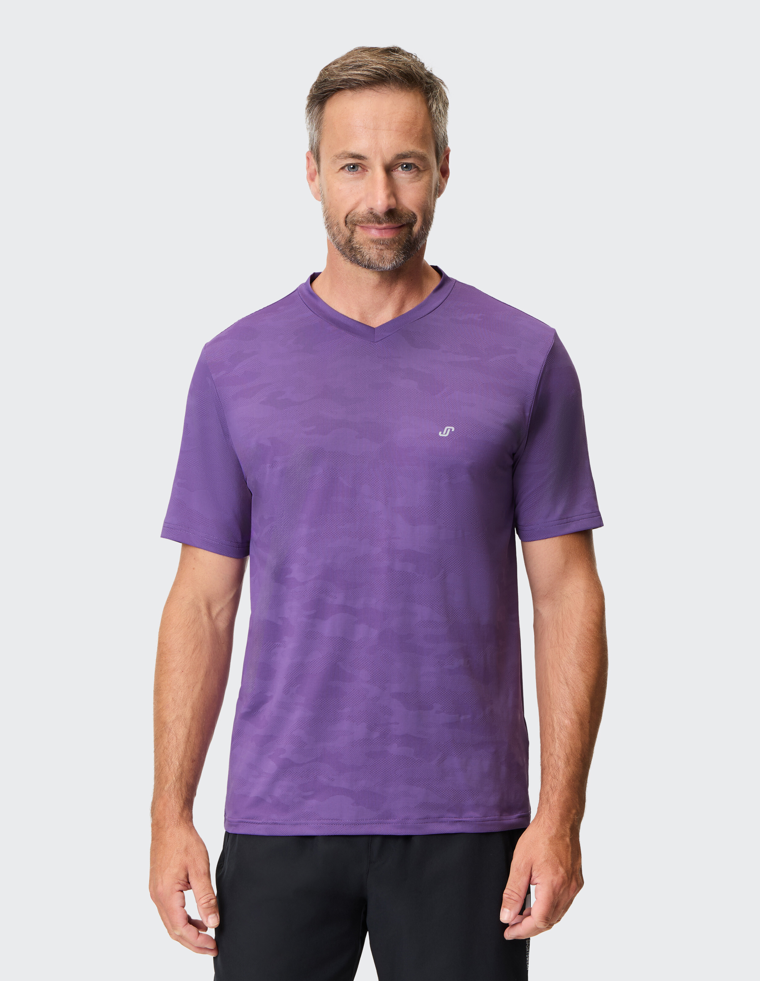 Lilafarbenes Herren-T-Shirt mit V-Ausschnitt und dezentem Tarnmuster, perfekt für den Freizeitgebrauch.