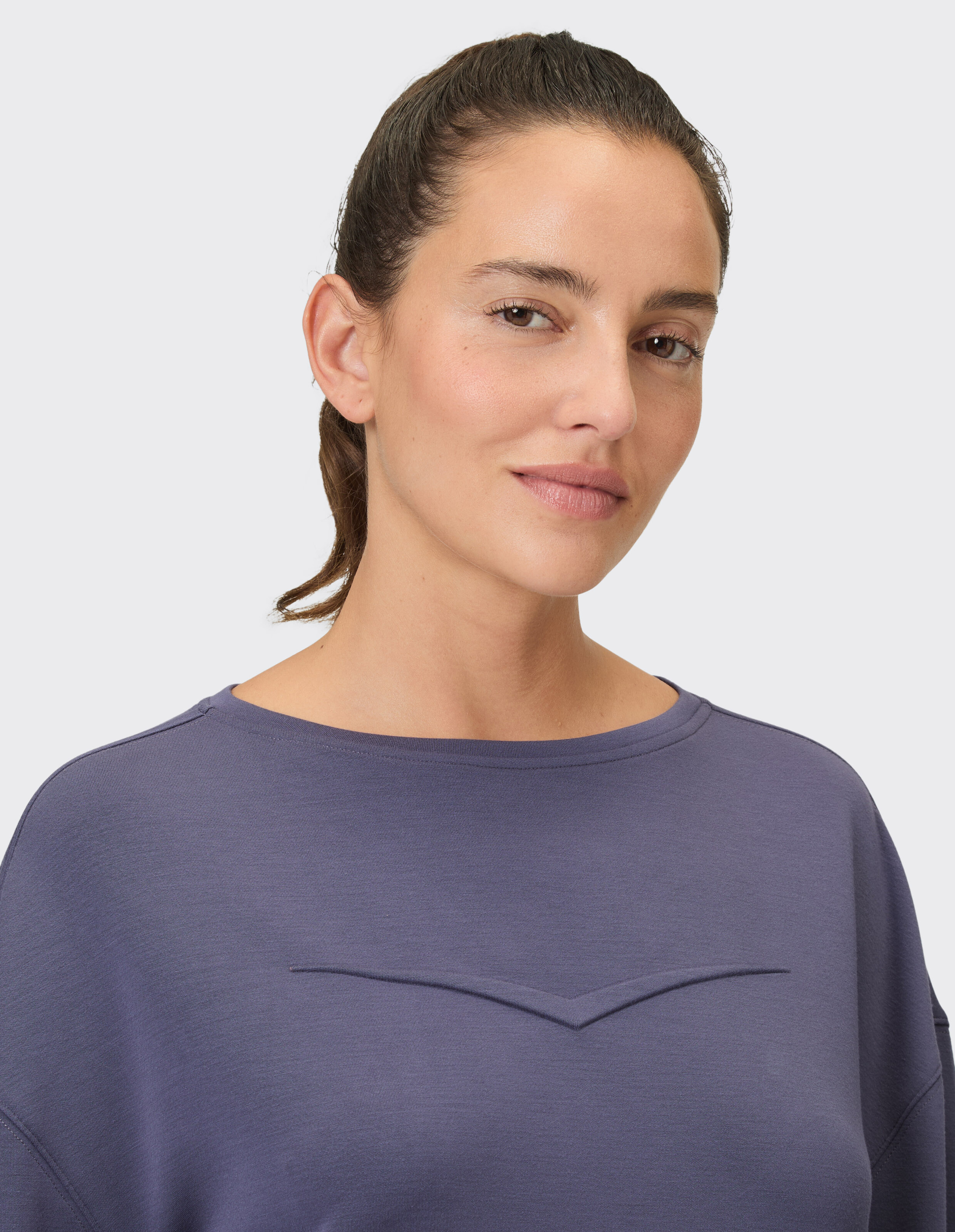 Frau trägt ein gemütliches lilafarbenes Venice Beach April-Sweatshirt für lässigen Stil.