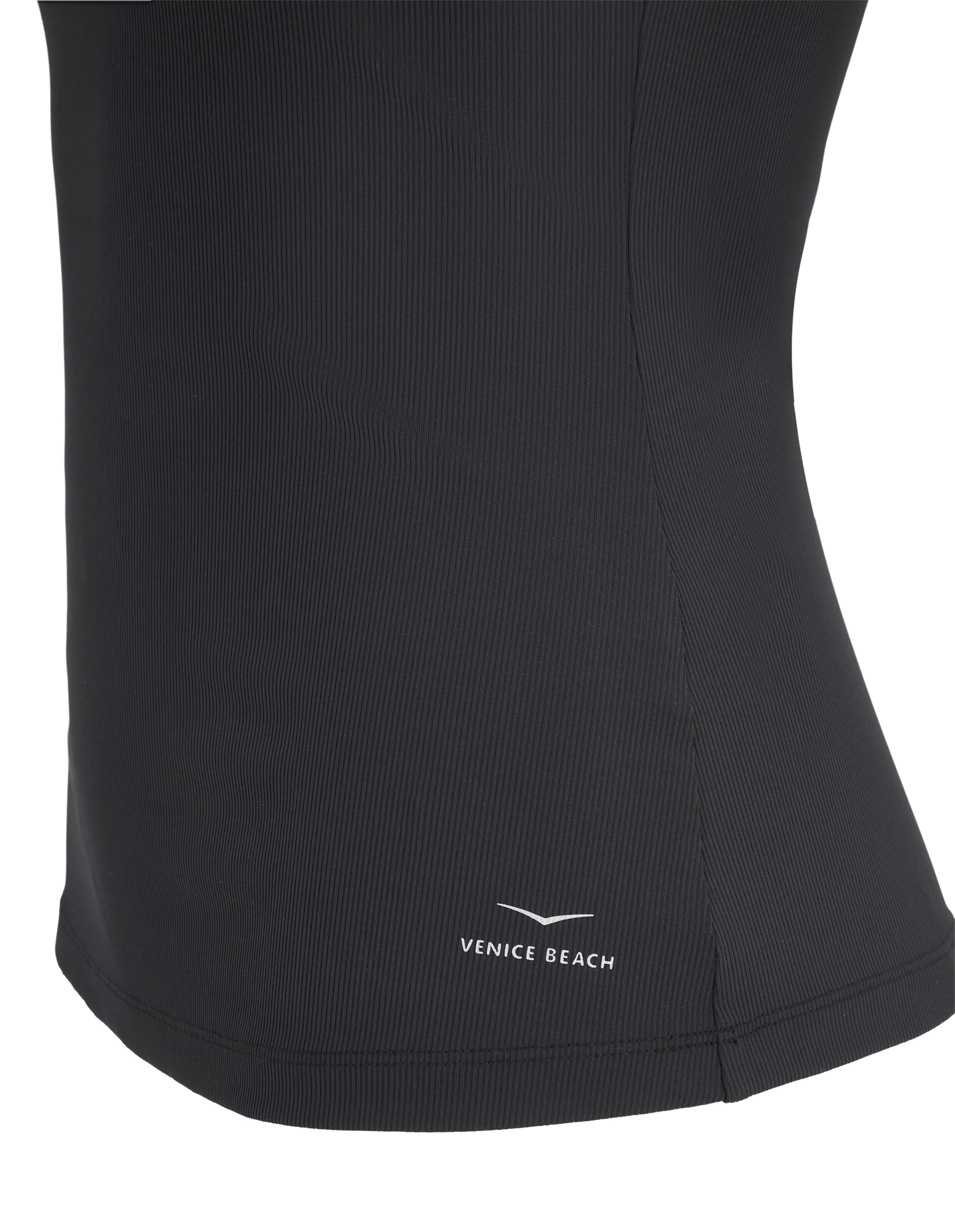 Nahaufnahme eines schwarzen, gerippten Freizeit-Tanktops mit Venice Beach-Logodetail.