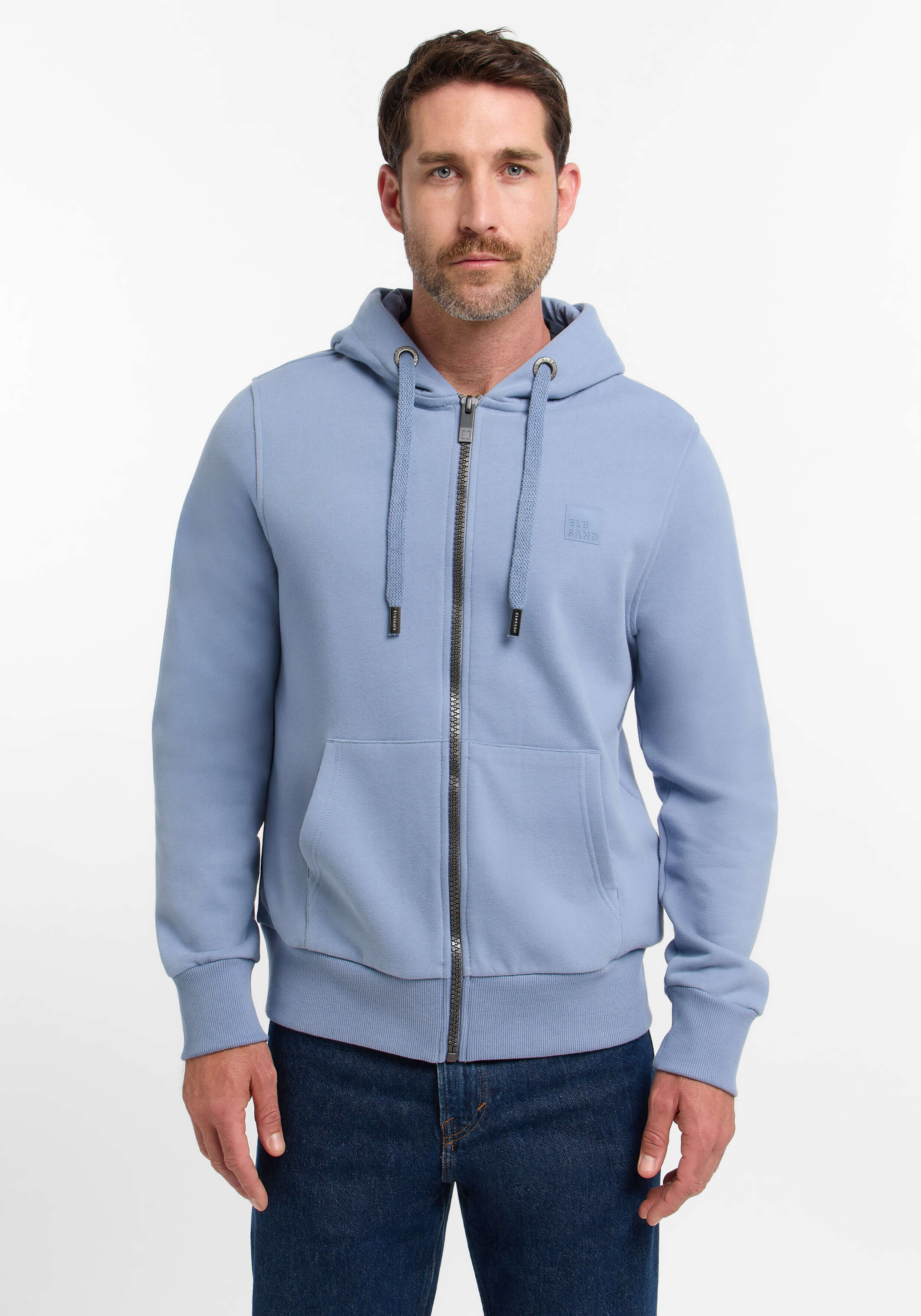 Hellblauer Kapuzenpullover mit Reißverschluss und Vordertaschen, perfekt für Freizeitkleidung.