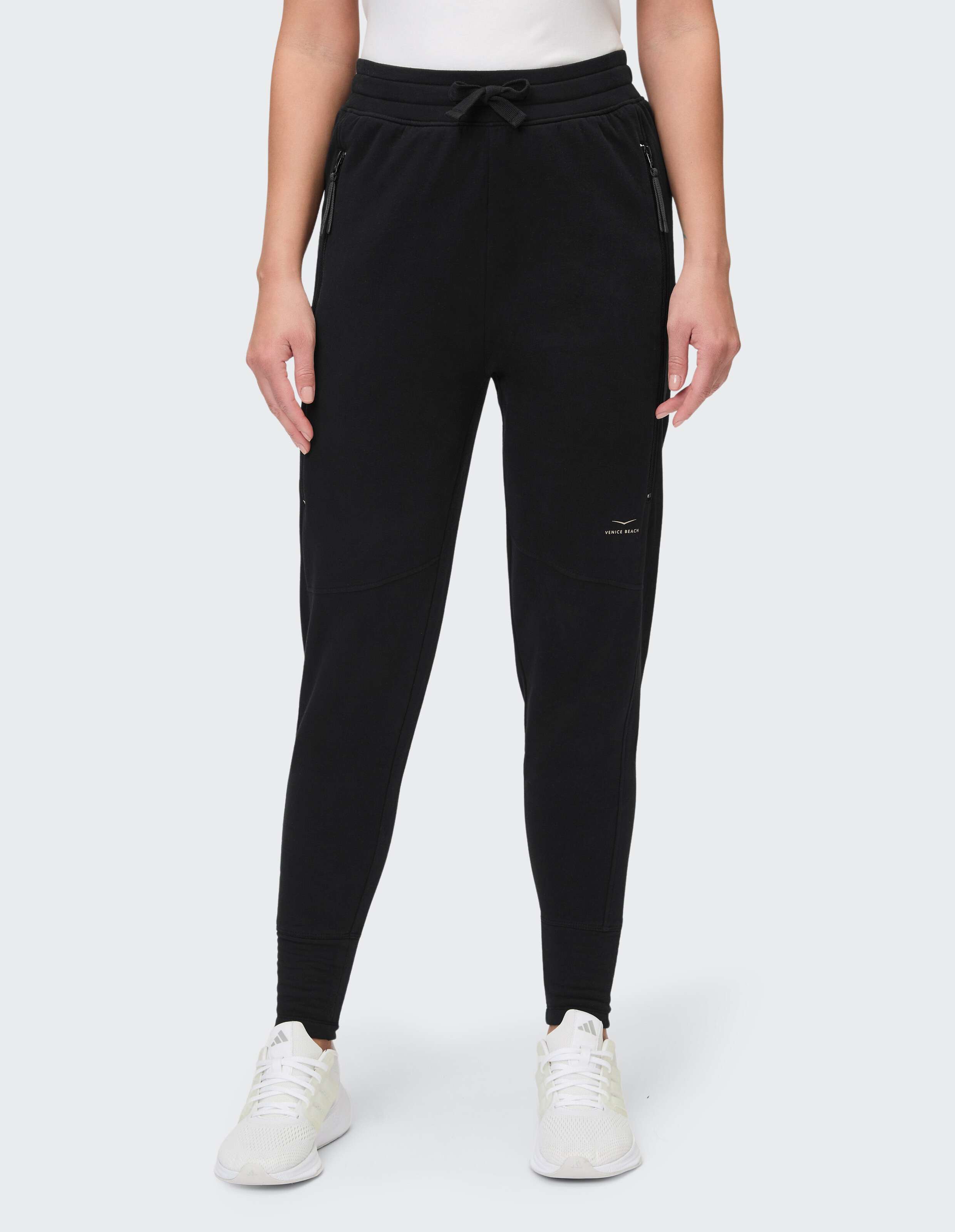 Schwarze Jogginghose von Venice Beach Faye mit Kordelzug in der Taille für gemütliche Freizeitkleidung.