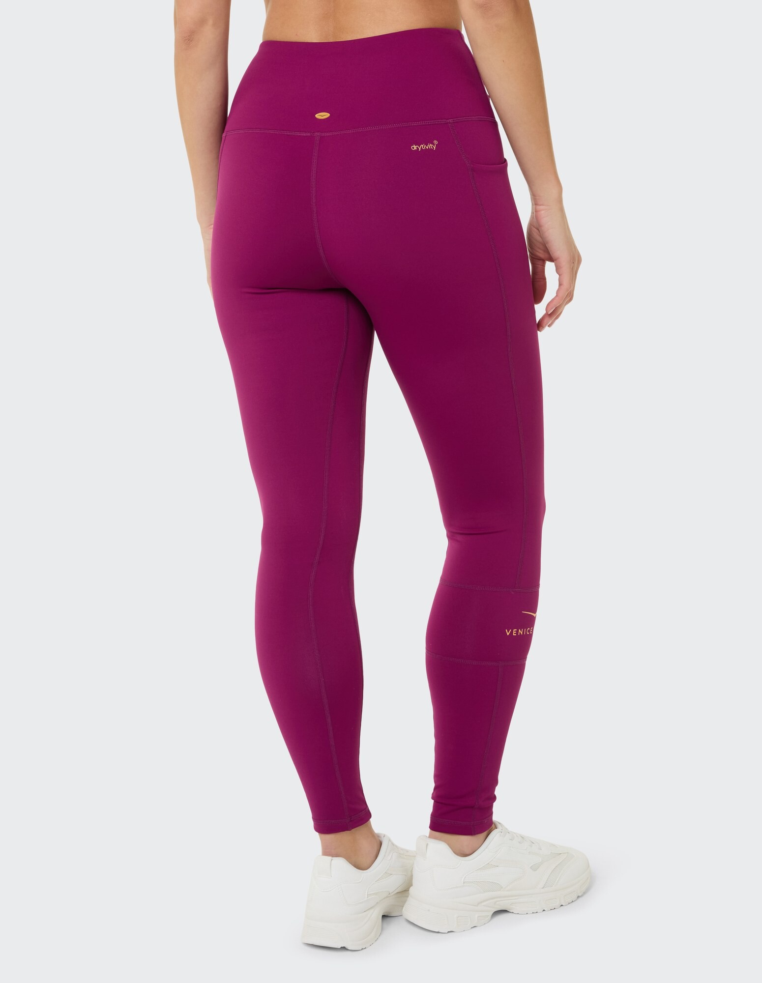 Rückansicht einer violetten Damen-Leggings mit hoher Taille und Logo-Detail.