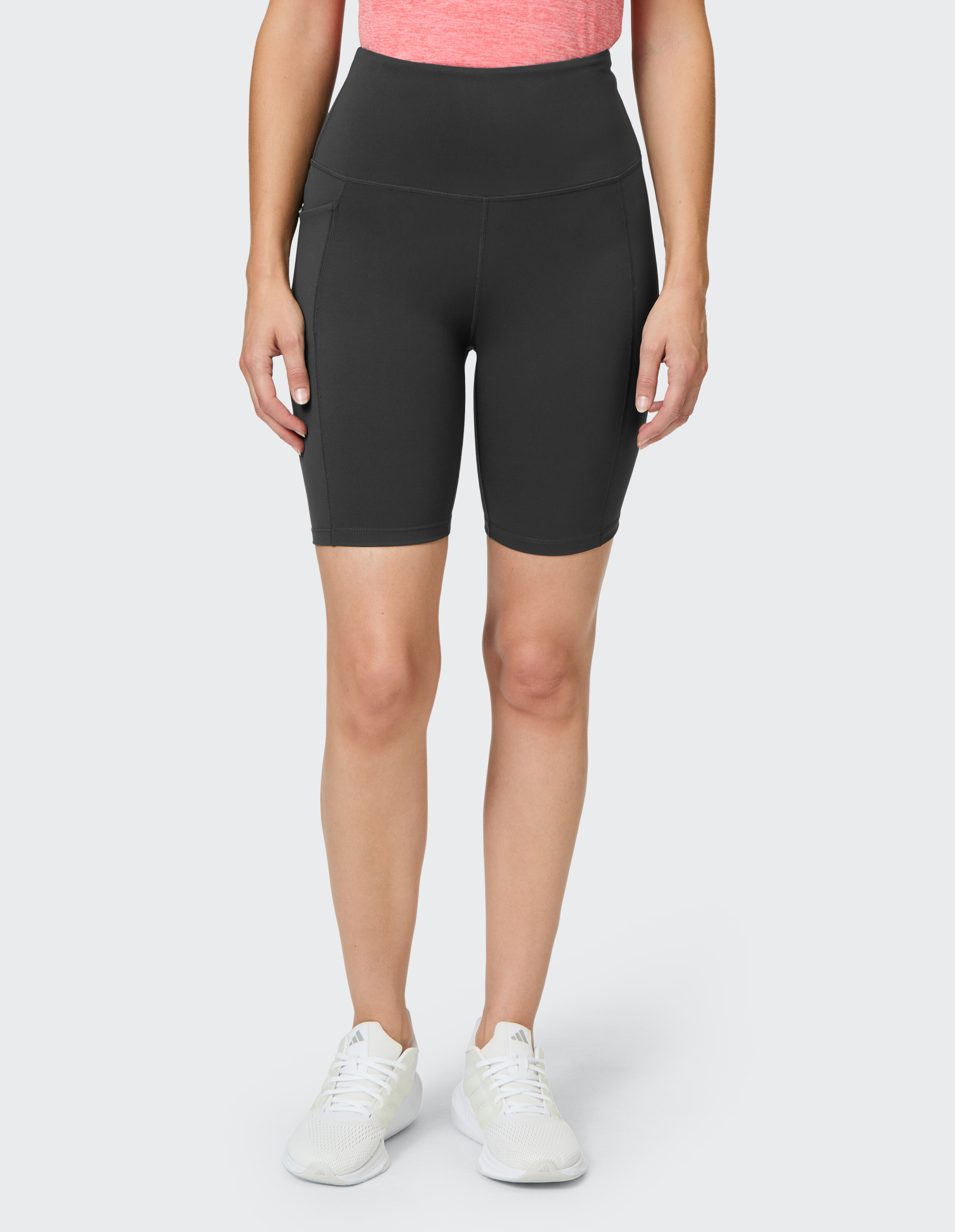Frau trägt schwarze Bikershorts mit hoher Taille für lässigen, sportlichen Stil.