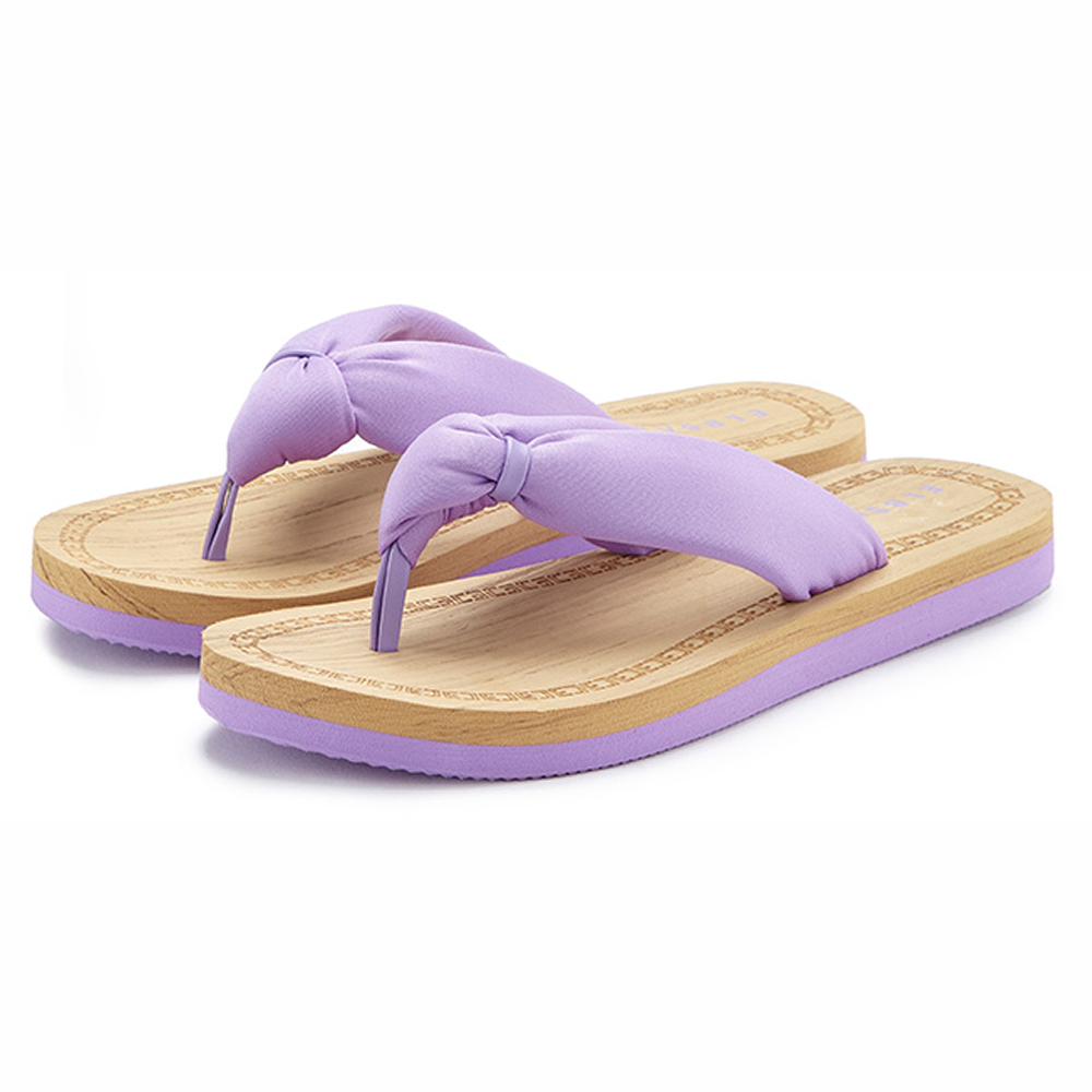 Gemütliche lavendelfarbene Flip-Flops mit geknoteten Riemen und Holzsohlen für Freizeitkleidung.