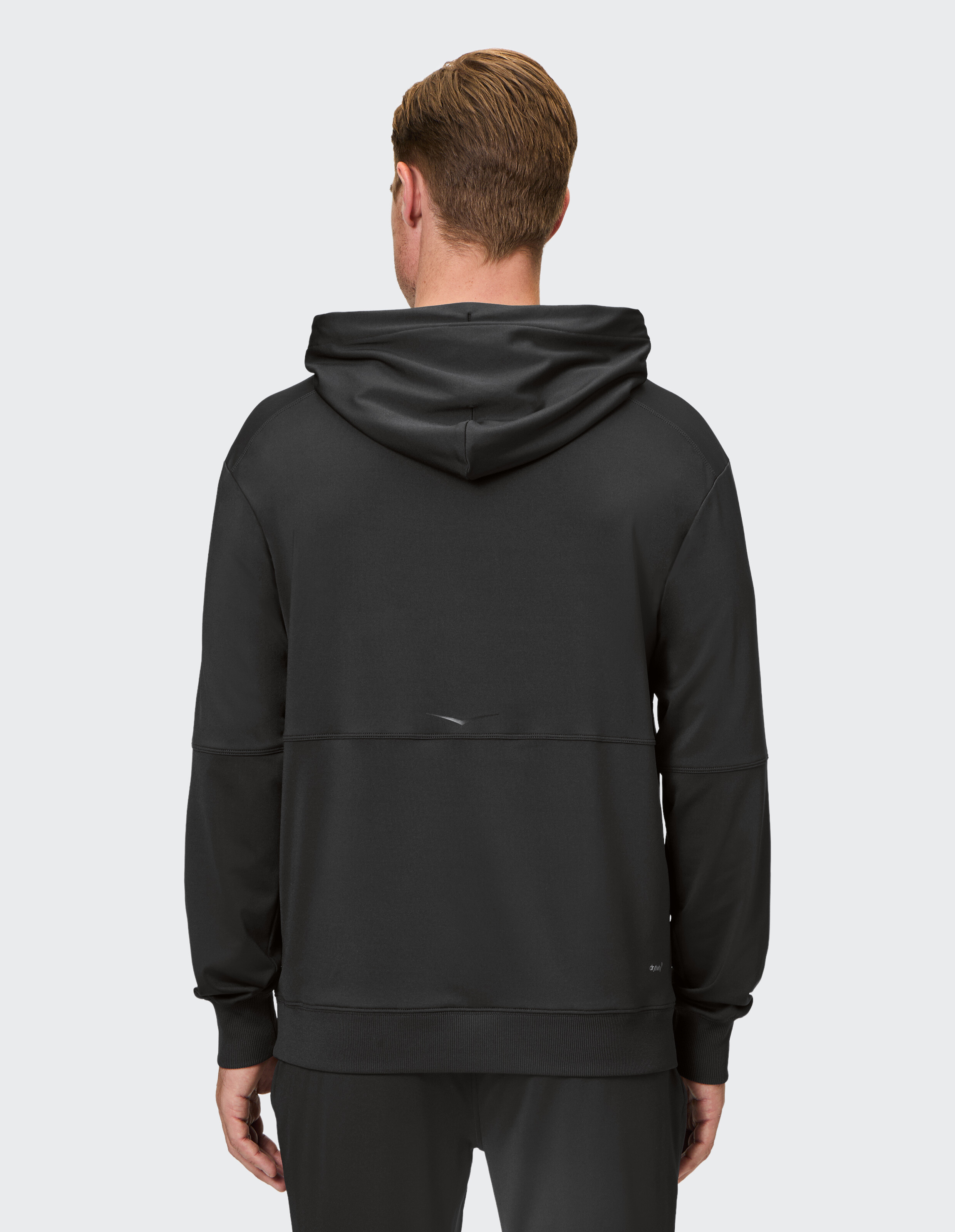 Rückansicht eines Mannes, der einen schwarzen Kapuzenpullover trägt und einen lässigen Stil unterstreicht.