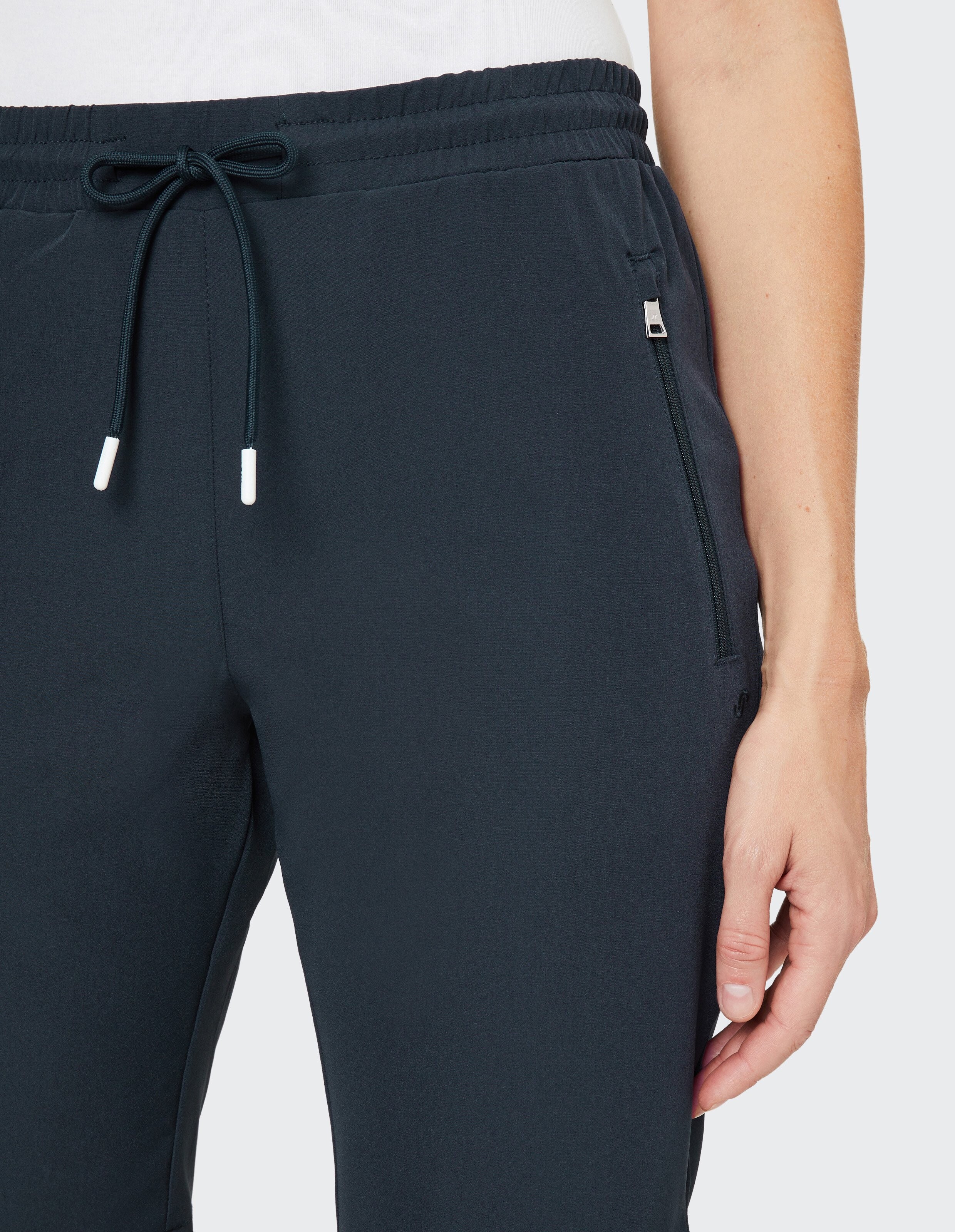 Dunkelblaue Herren-Trainingsshorts aus leichtem Stoff mit elastischem Bund, Kordelzug und seitlichen Reißverschlusstaschen.