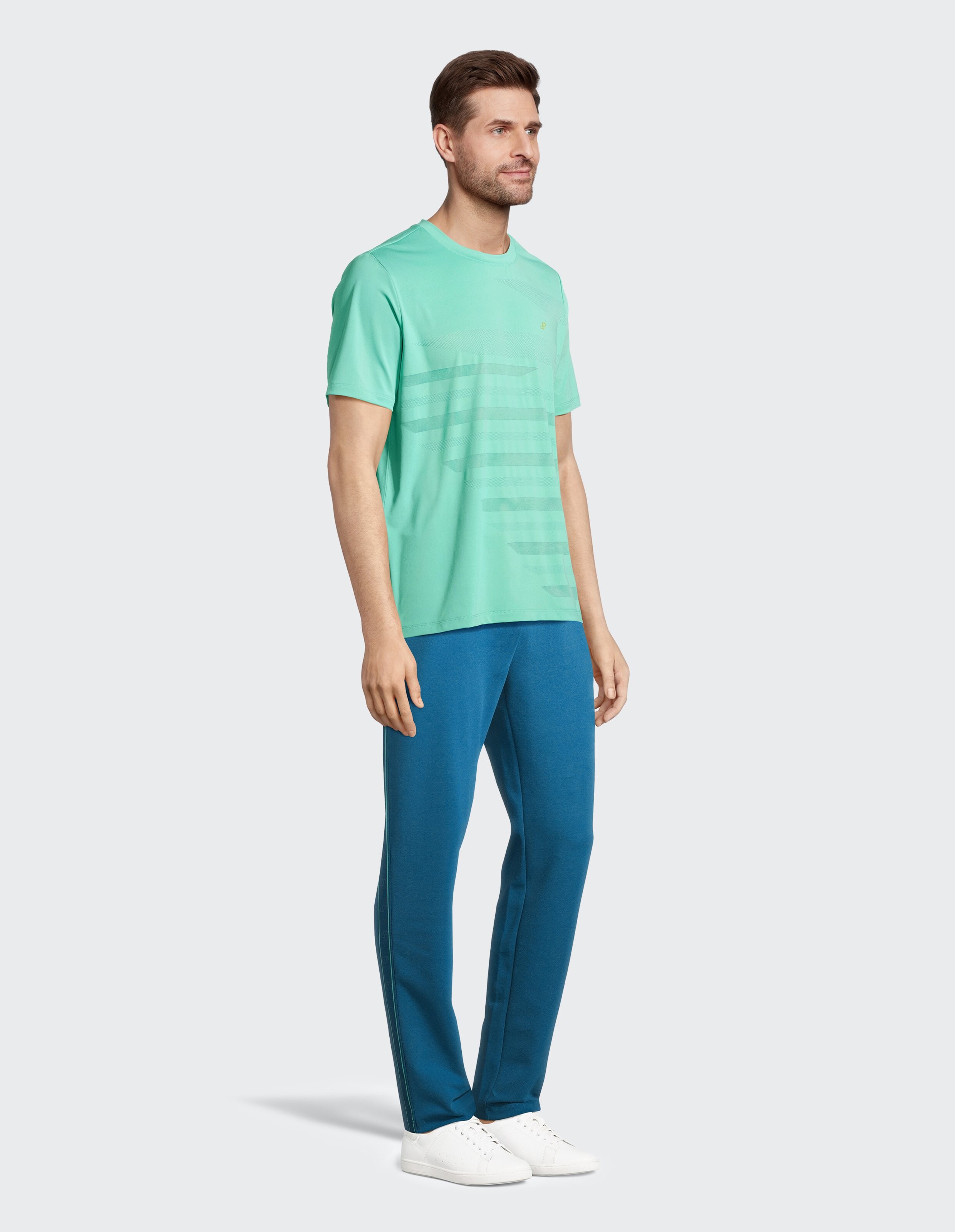Grünes T-Shirt mit kurzem Ärmel, dezentem Logo und geometrischem Streifenmuster, ideal für sportliche Aktivitäten.