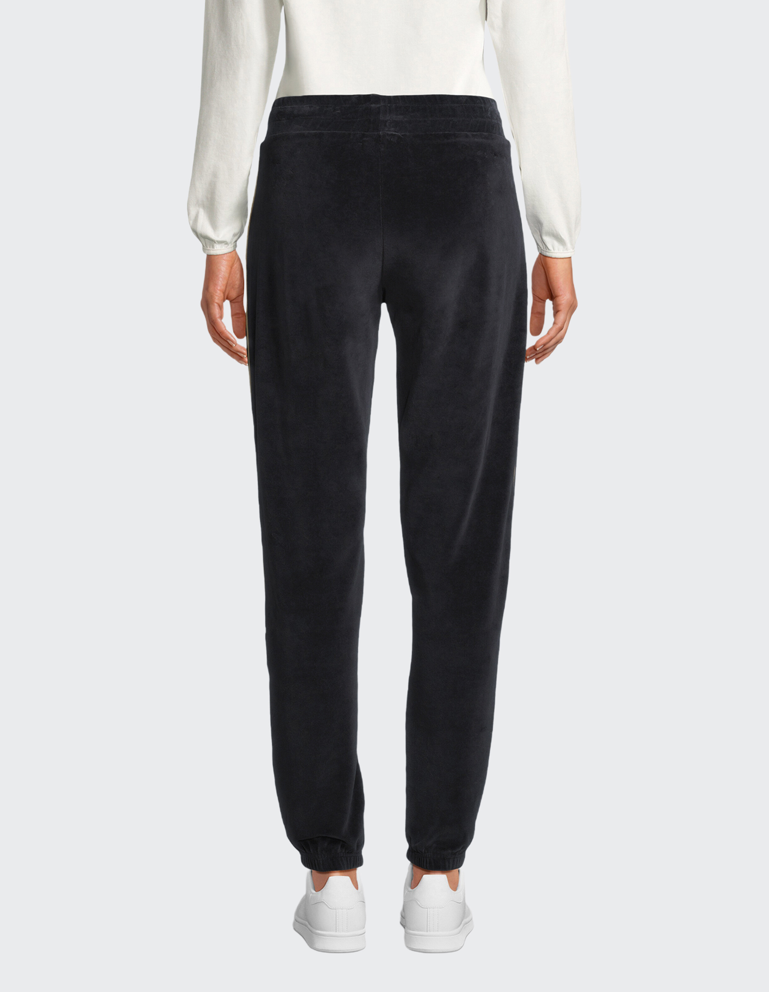 Rückansicht einer Lounge-Jogginghose aus schwarzem Samt mit elastischen Bündchen für gemütliche Freizeitkleidung.
