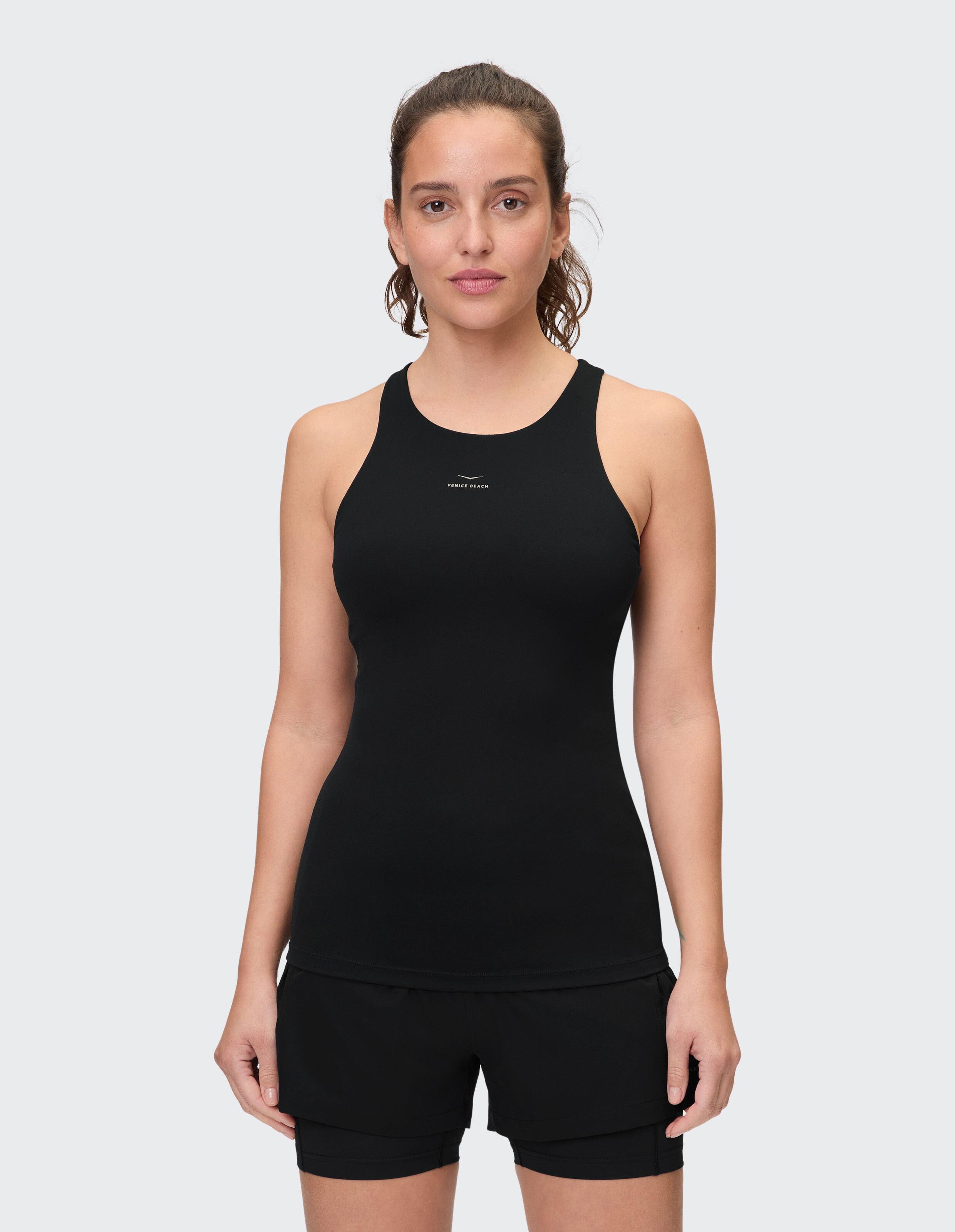 Schwarzes ärmelloses Oberteil gepaart mit passenden Shorts, ideal für Freizeitkleidung.