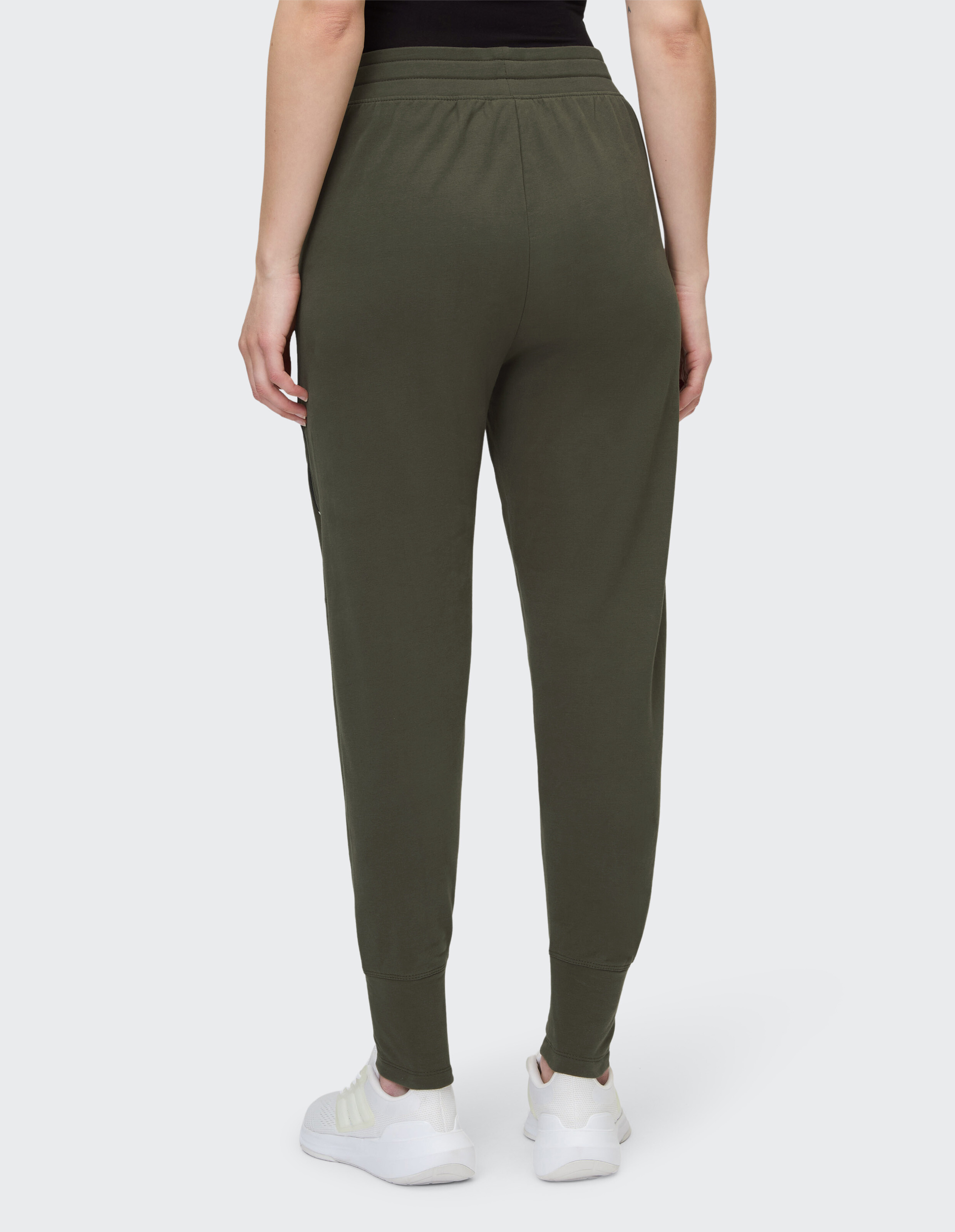 Rückansicht einer olivgrünen Freizeit-Jogginghose mit bequemem elastischem Bund.