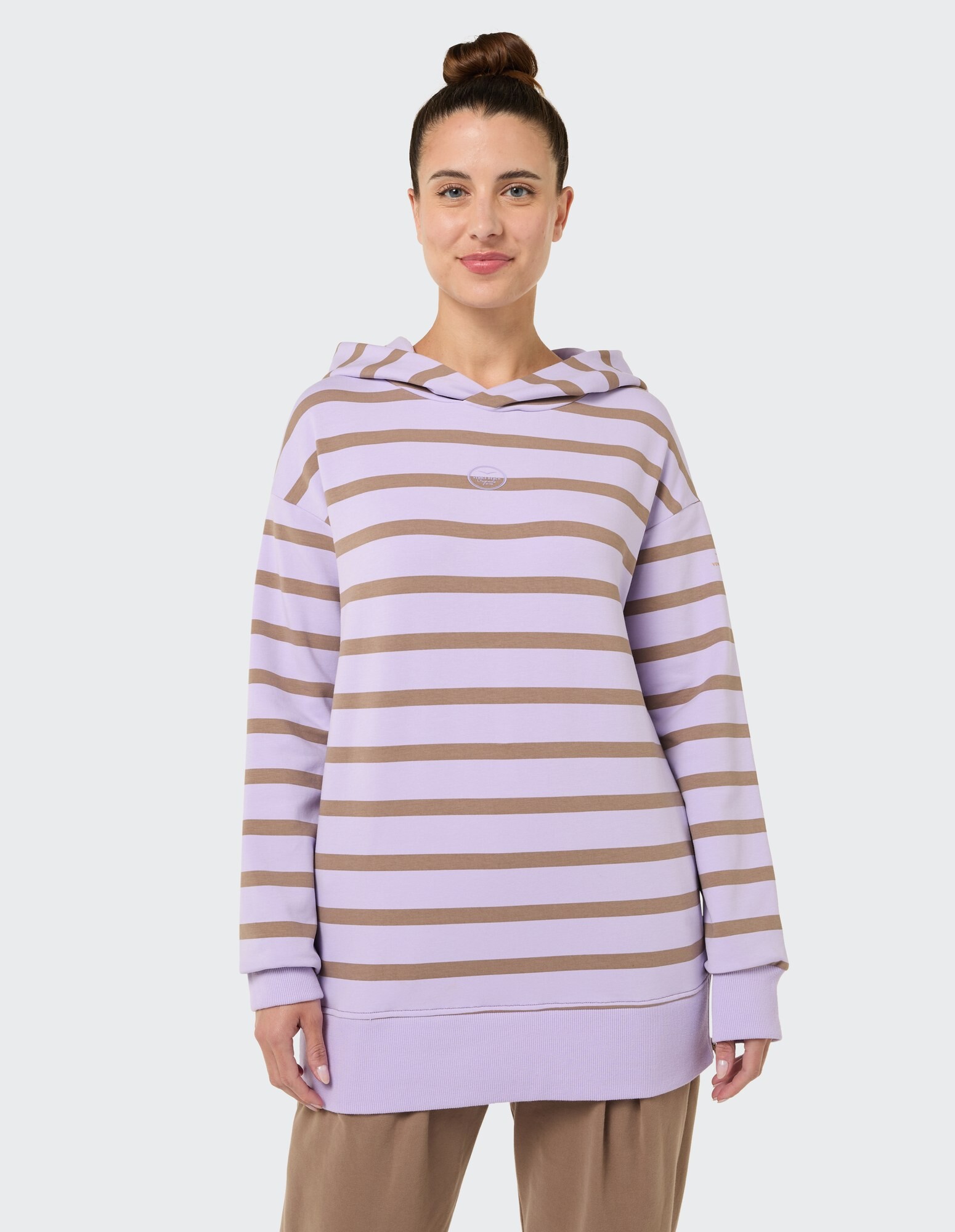 Hellviolett gestreifter Kapuzenpullover mit braunen Streifen, perfekt für Freizeitkleidung.