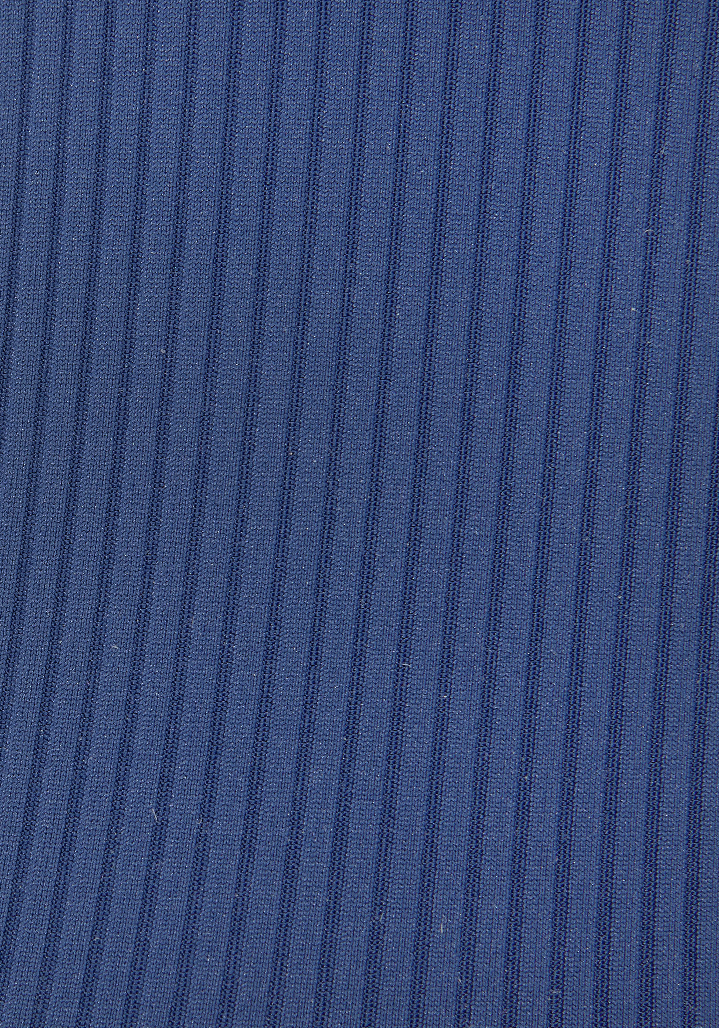 Nahaufnahme eines strukturierten marineblauen Stoffes mit vertikalem Rippenmuster.