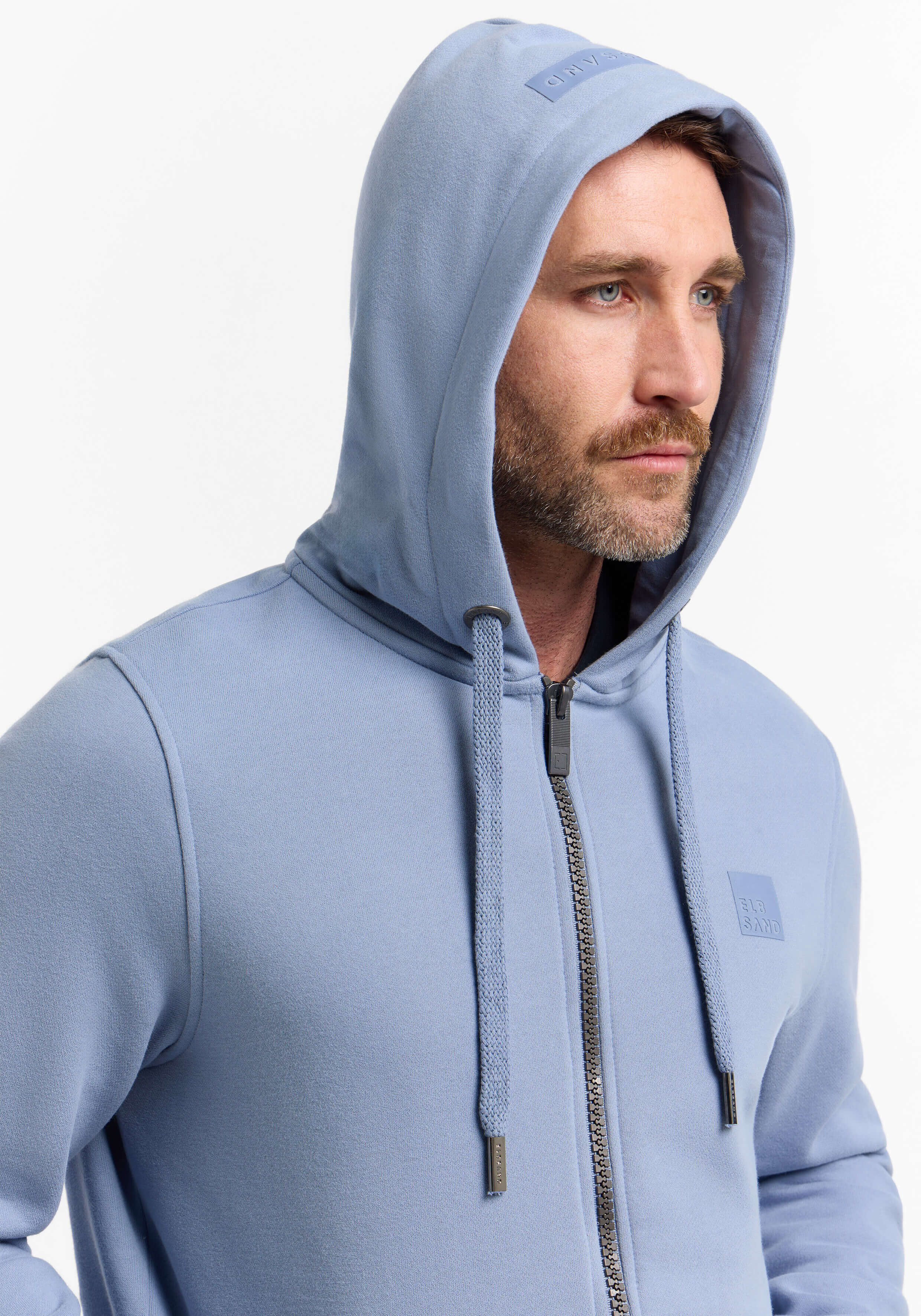 Hellblauer Herren-Kapuzenpullover mit Reißverschluss, Kapuze und Logo-Detail, perfekt für die Freizeit.