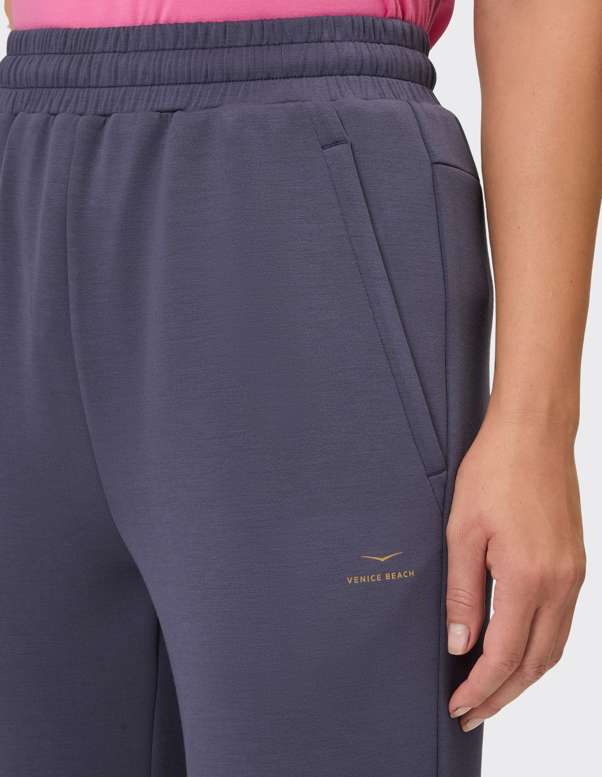 Nahaufnahme der dunkelgrauen Jogginghose „Elaine“ von Venice Beach mit bequemem elastischem Bund.