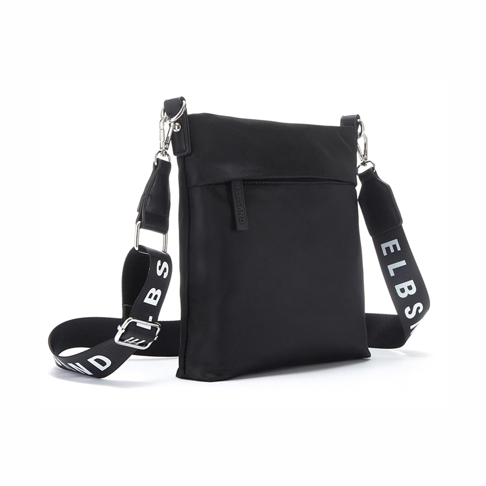 Stilvolle schwarze Umhängetasche mit verstellbarem Riemen und Vordertasche.