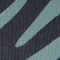 Nahaufnahme eines strukturierten Stoffes mit einem abstrakten Muster in Blaugrün und Marineblau.