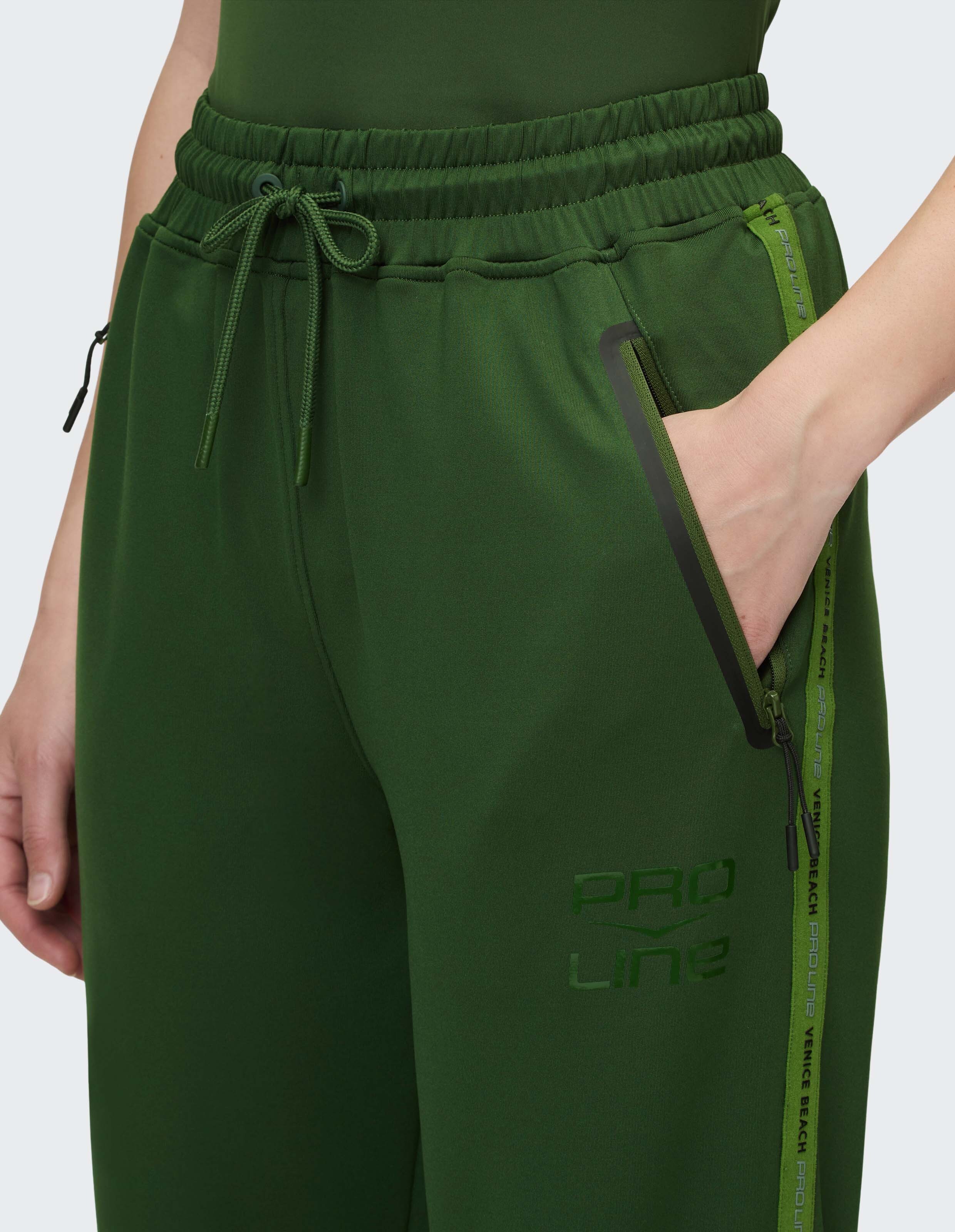 Nahaufnahme einer grünen Freizeit-Jogginghose mit Kordelzug und Seitentaschen.