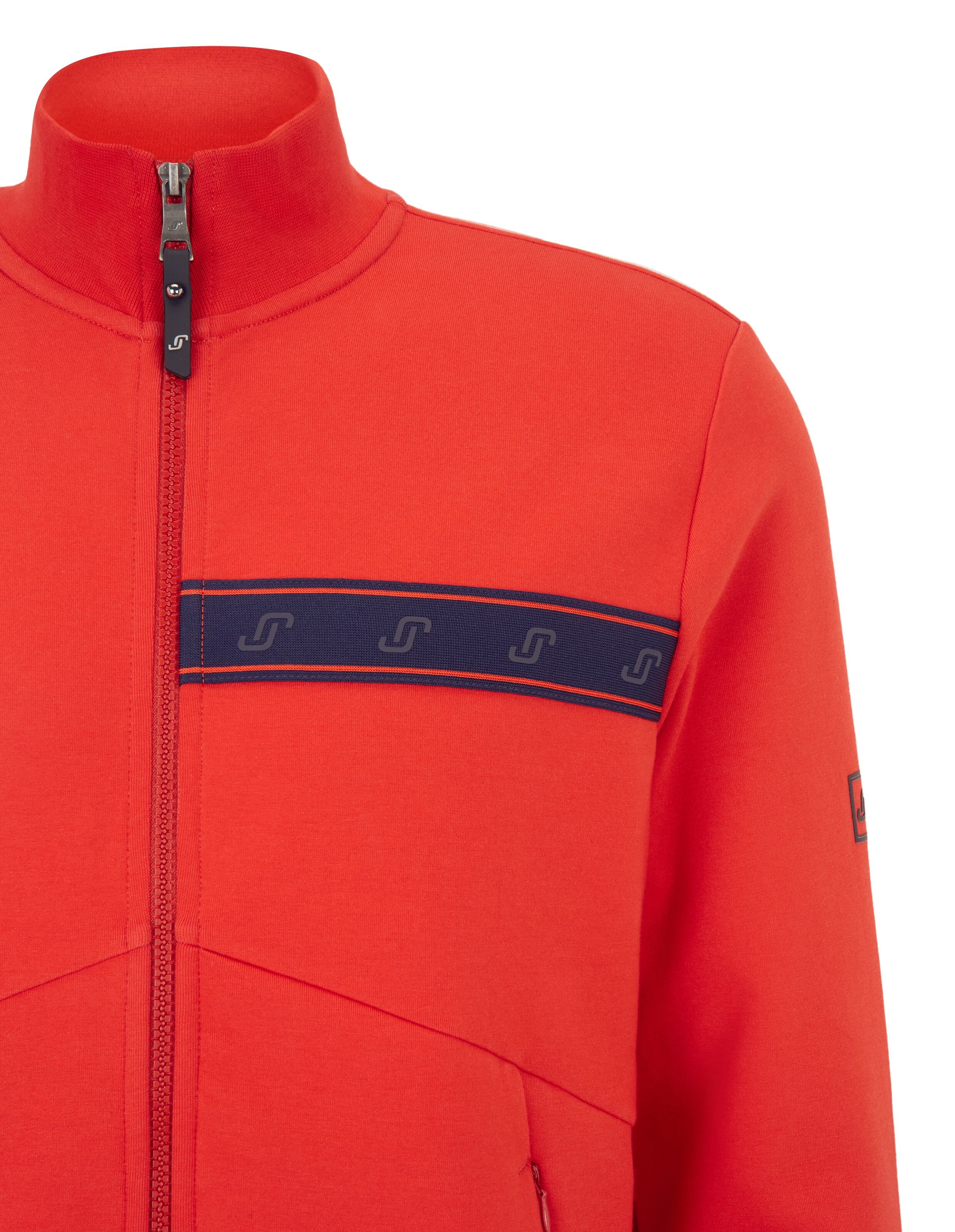 Rote Jacke mit Reißverschluss und dunkelblauen Streifen, perfekt für Freizeitkleidung und Outdoor-Aktivitäten.