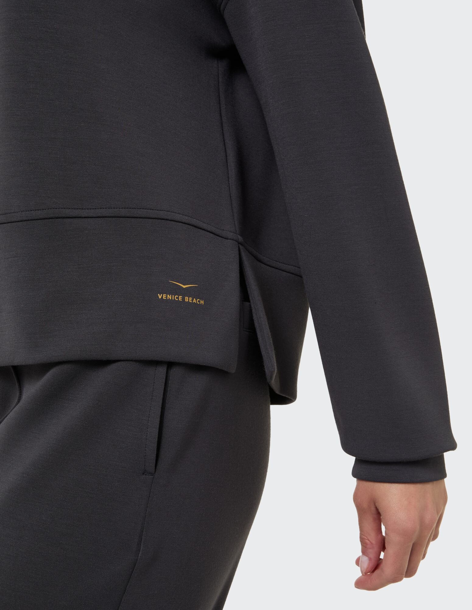 Nahaufnahme eines dunkelgrauen Freizeit-Sweatshirts mit Venice Beach-Logodetail.