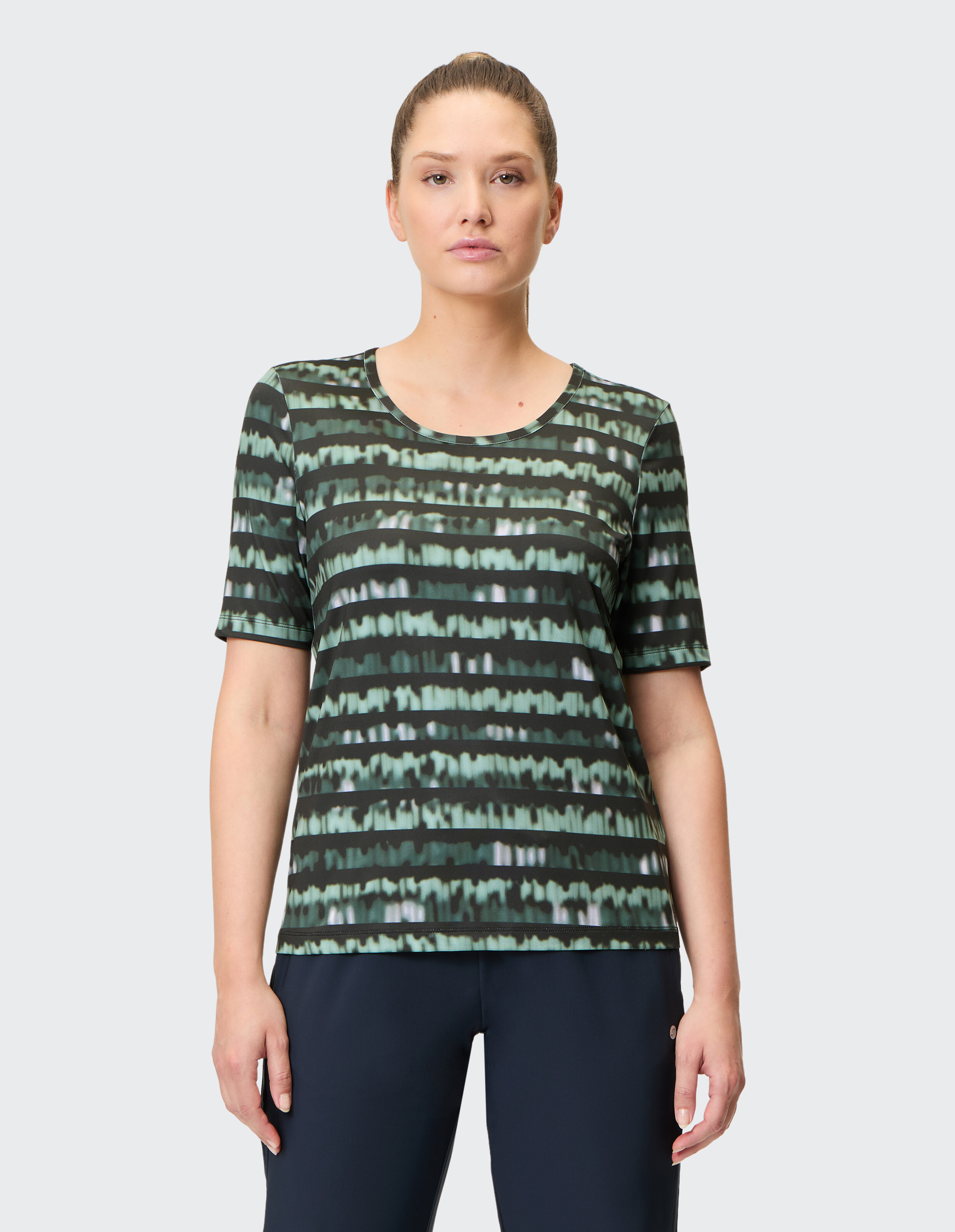 Kurzärmeliges T-Shirt mit grün-schwarz gestreiftem, verschwommenem Muster und rundem Ausschnitt, modern und sportlich designt.
