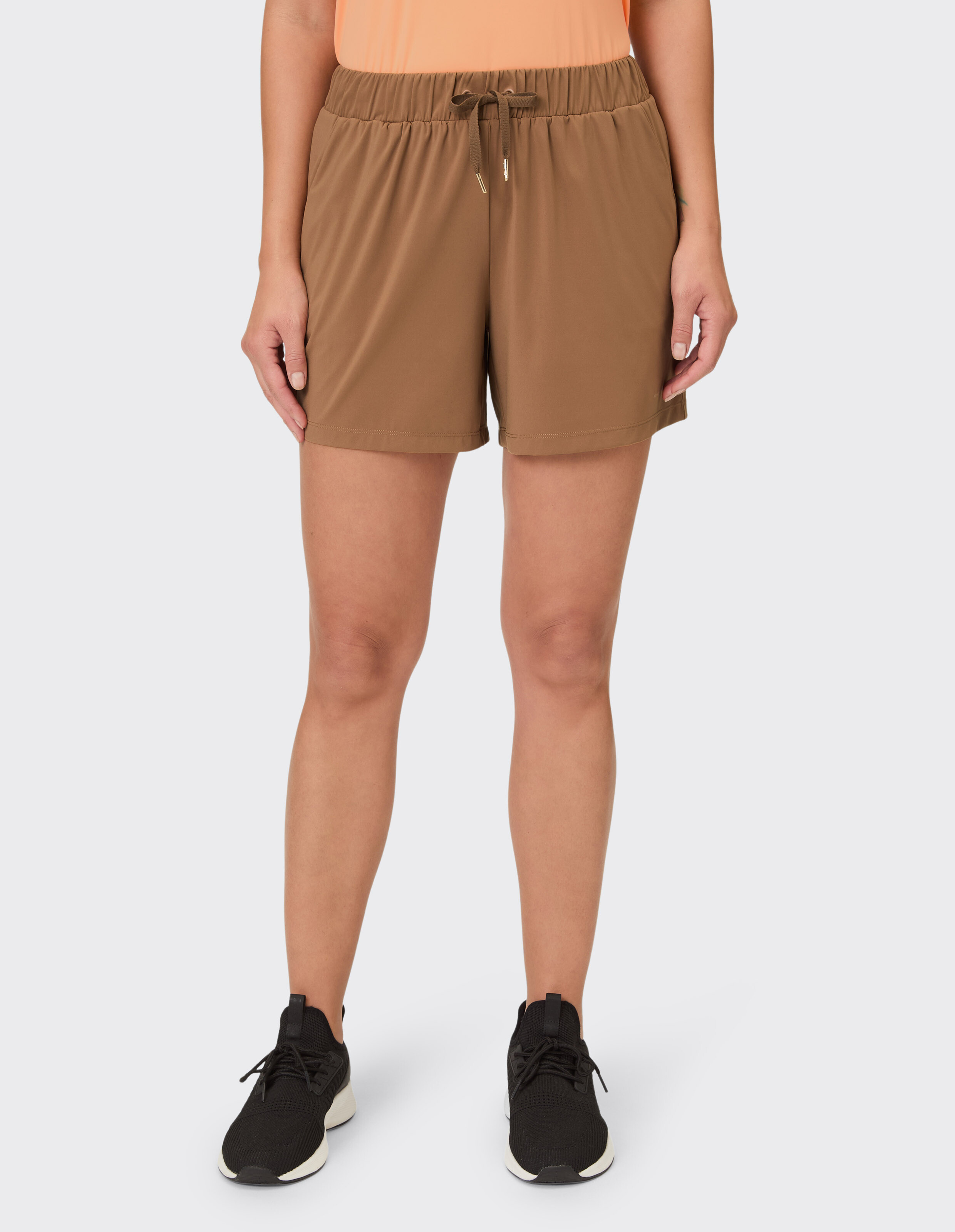 Venice Beach Tilly Shorts in Braun mit elastischem Kordelzug in der Taille für lässigen Komfort.
