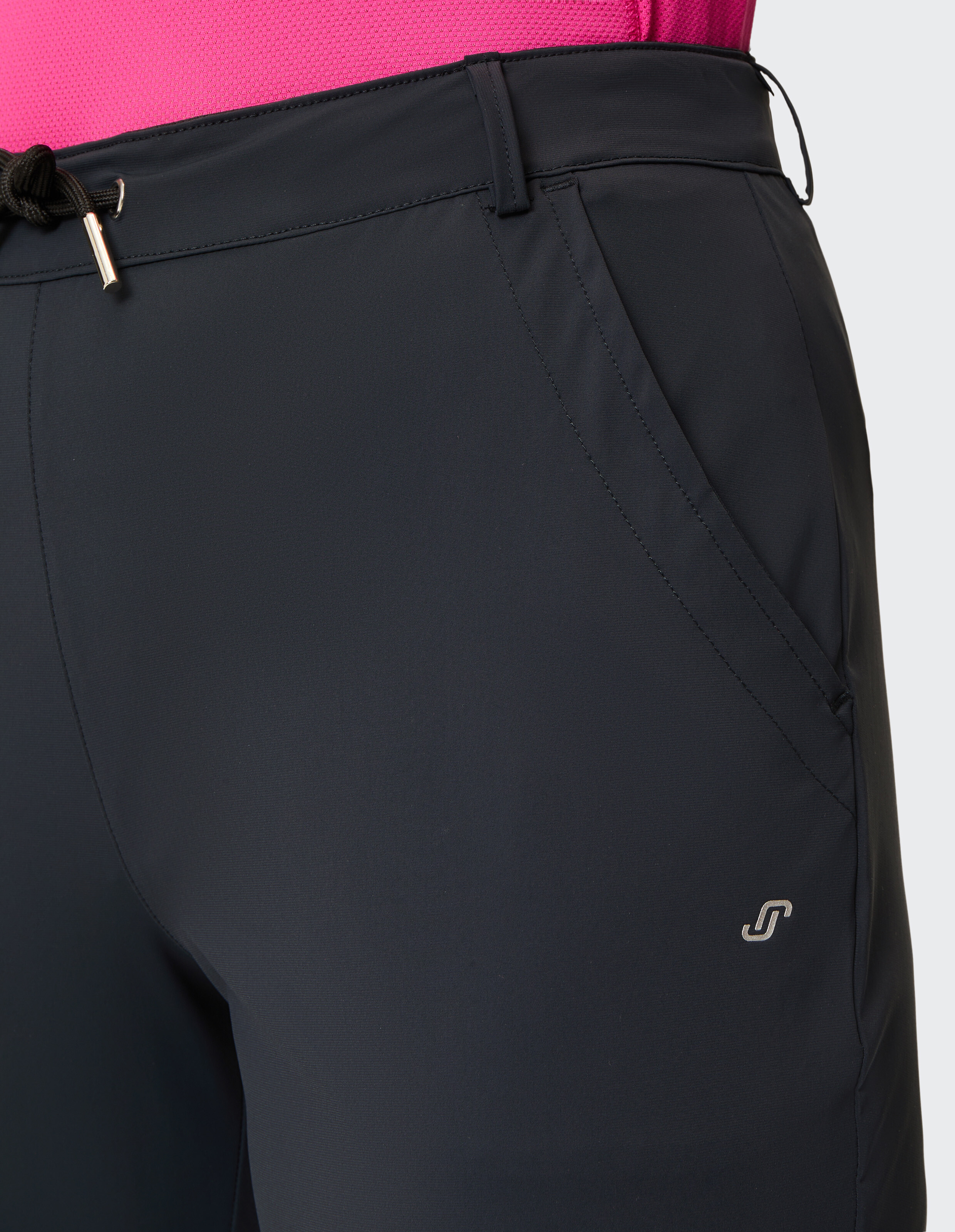 Nahaufnahme einer schwarzen Freizeithose mit Kordelzug in der Taille und Seitentaschen.