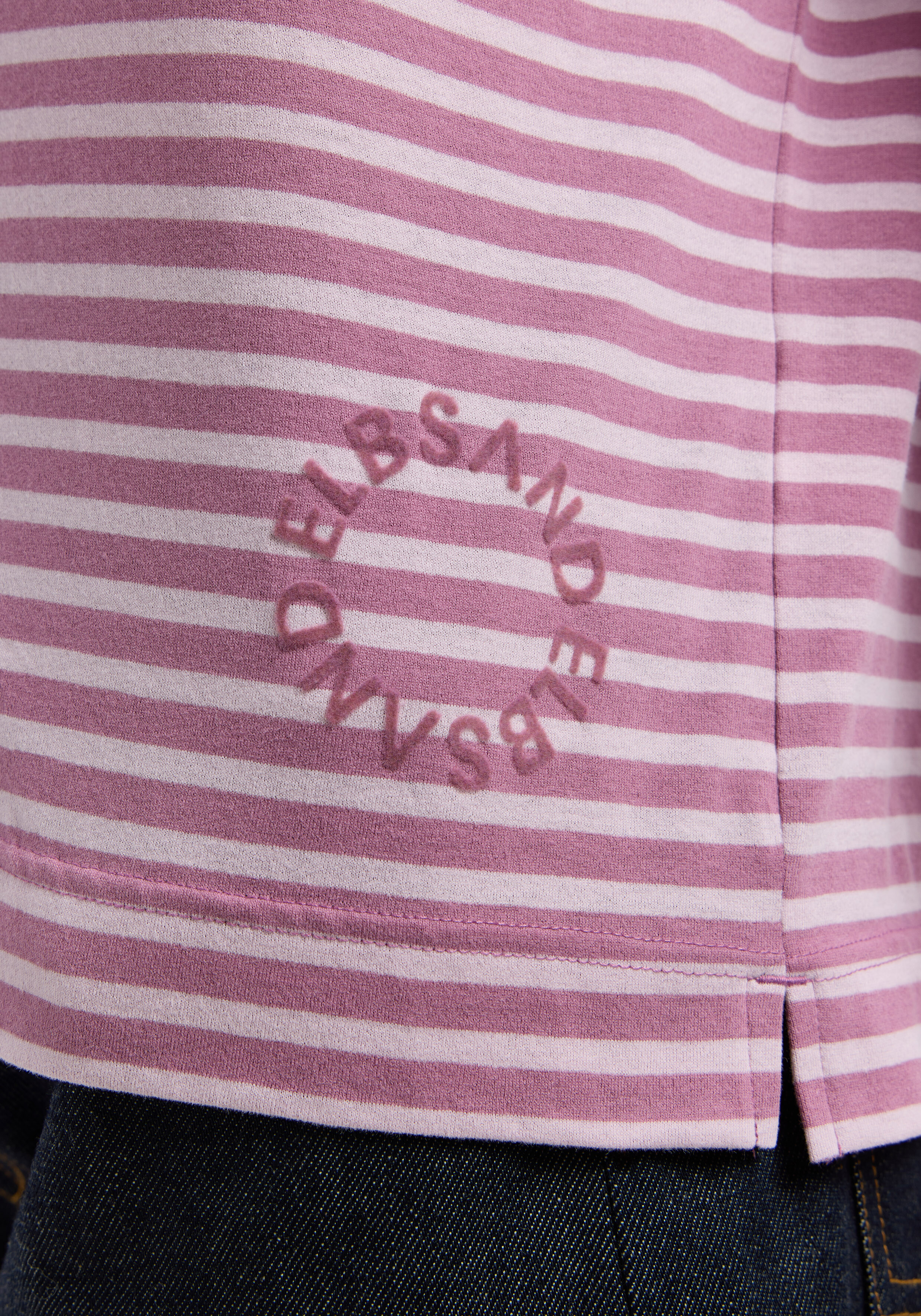 Nahaufnahme eines gemütlichen rosa-weiß gestreiften ELBSAND-Freizeithemdes mit Logo-Detail.