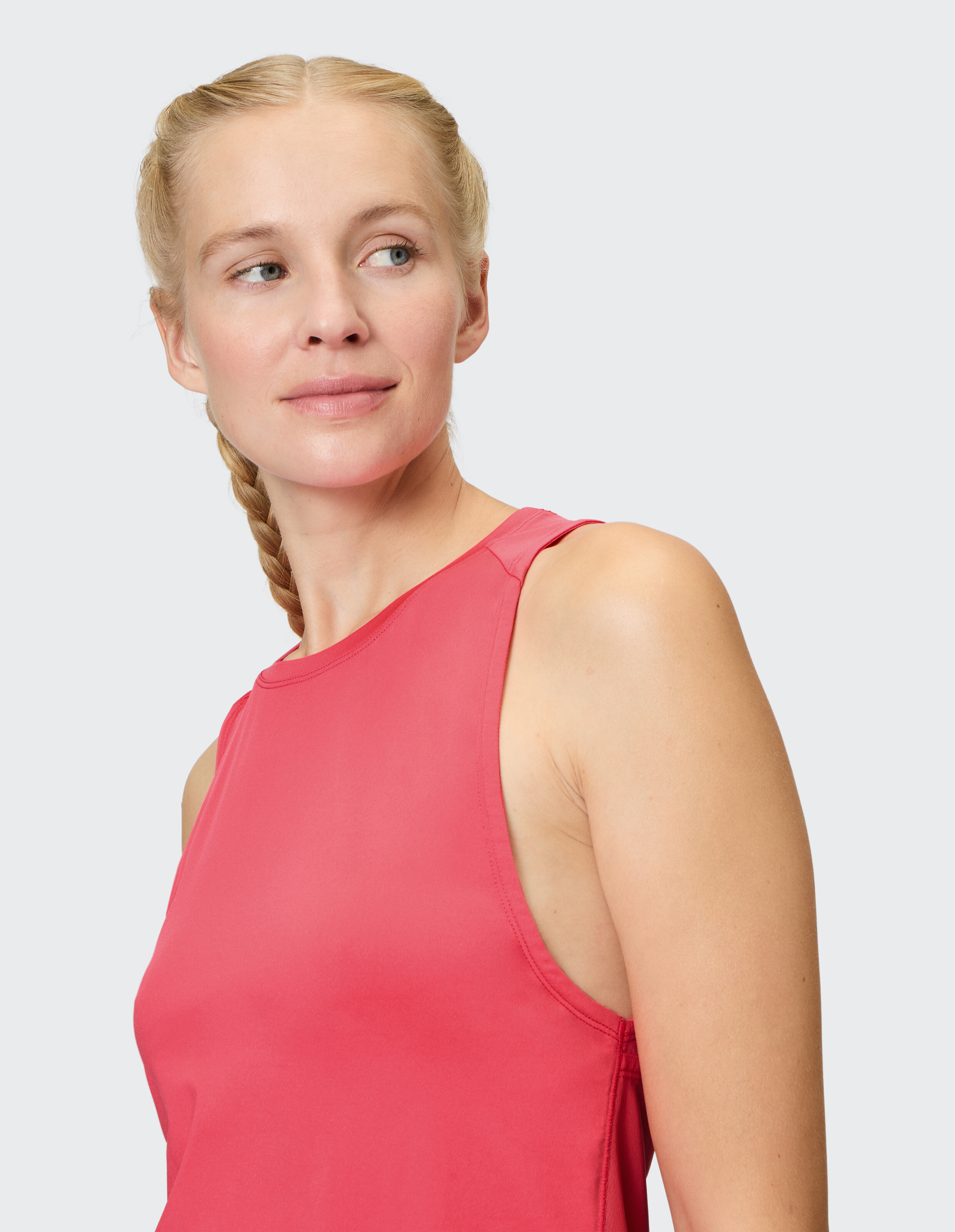 Frau trägt ein rosafarbenes, ärmelloses, lässiges Tanktop für einen bequemen Alltagsstil.