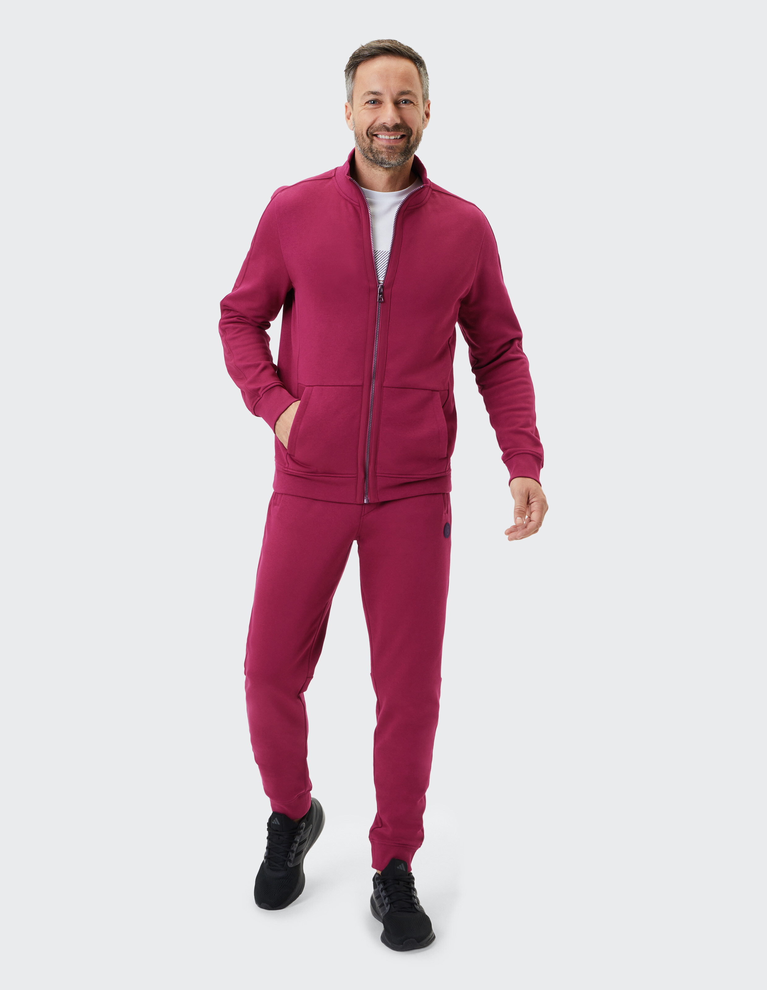 Mann in einem gemütlichen kastanienbraunen Trainingsanzug, perfekt für Freizeitkleidung und Faulenzen.