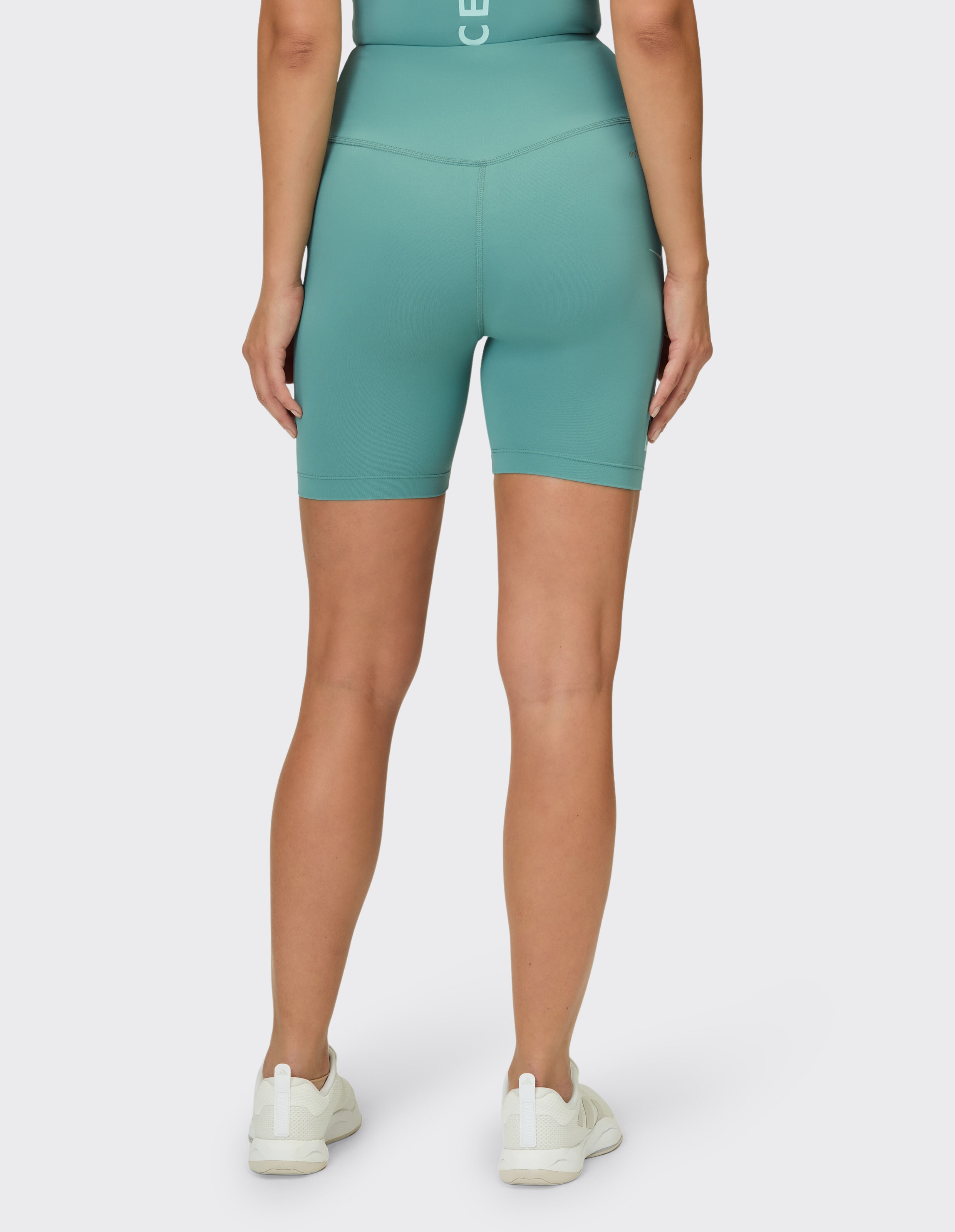 Rückansicht einer blaugrünen Bikershorts mit hoher Taille für lässiges Faulenzen und Aktivkleidung.